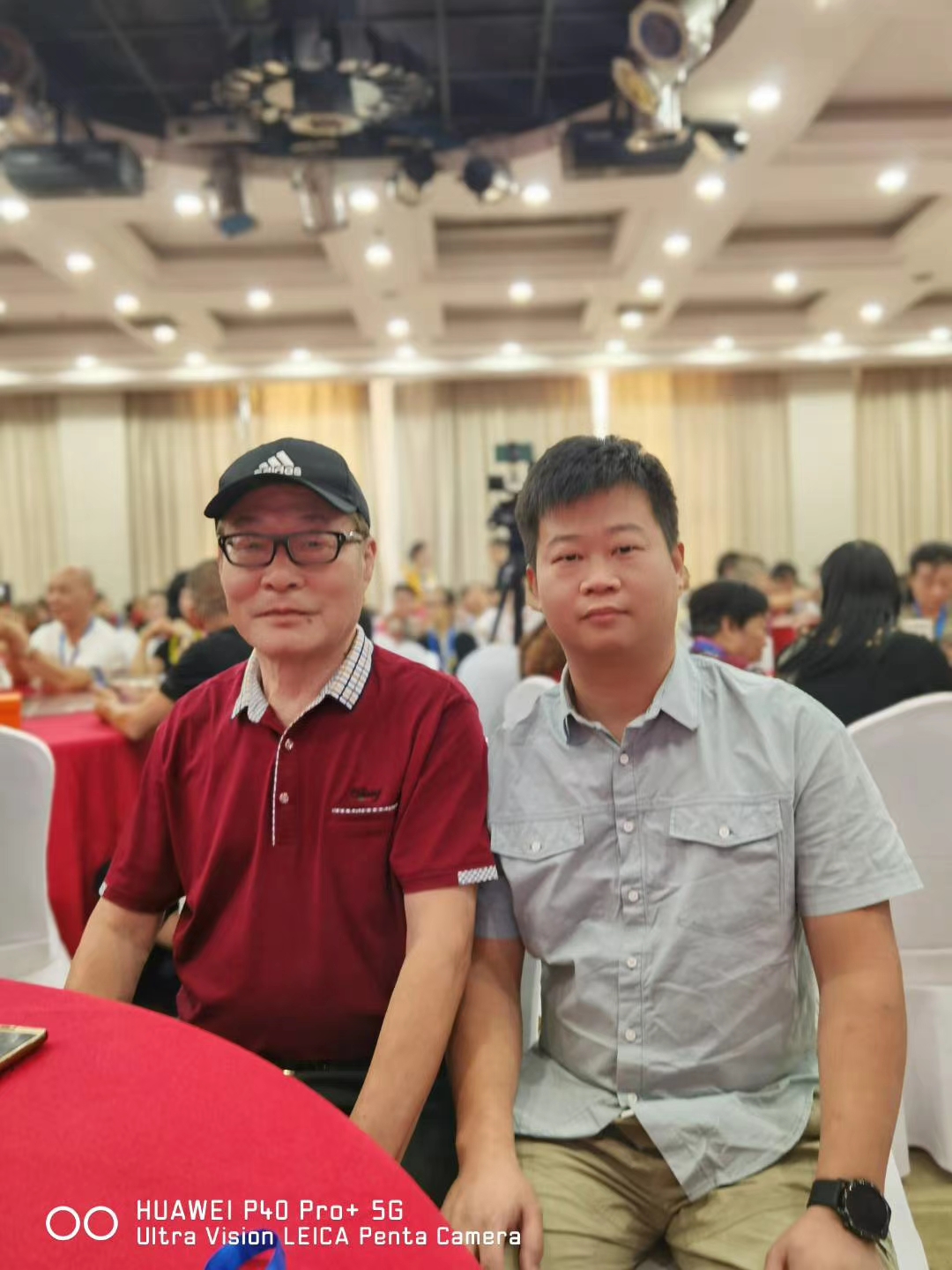 与文化部原副部长于志鸿；探讨艺术的发展。