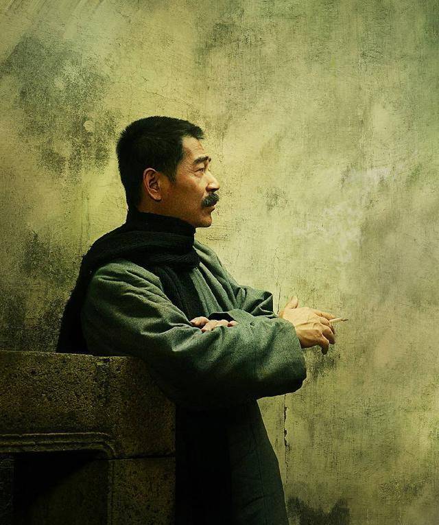 鲁迅理发趣事  
鲁迅一次穿着破旧衣服去理发，理发师见他邋遢，敷衍剪发。鲁迅却随手抓了一把钱丢下离开