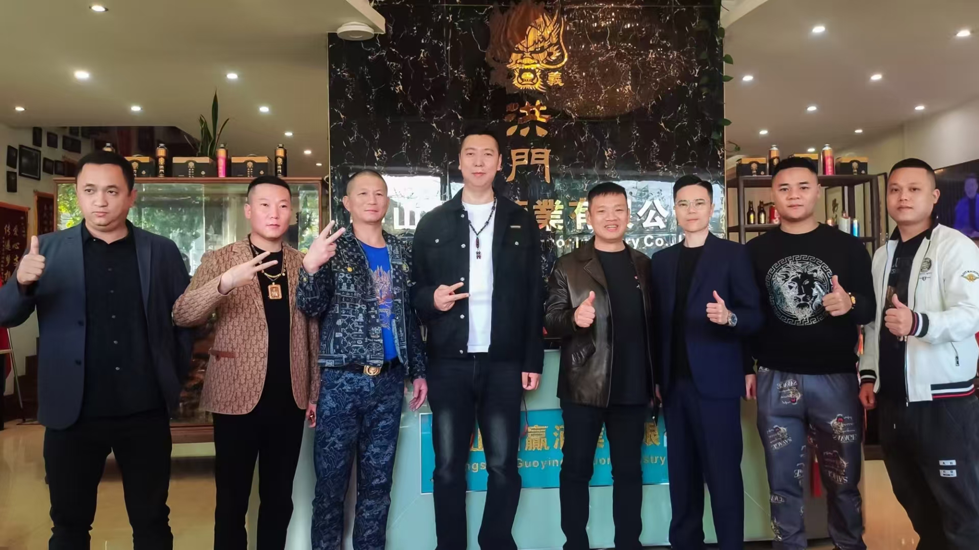 欢迎光临洪门酒业总部，团结一心爱国认真喝洪门酒交天下友