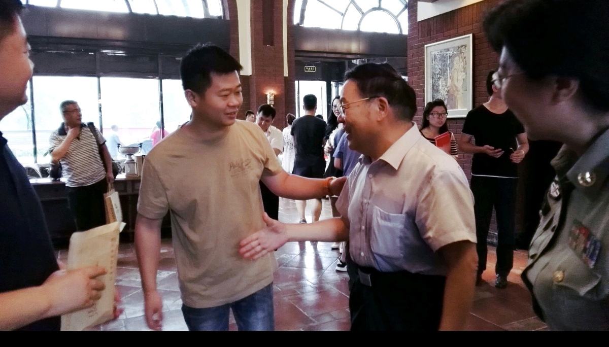 与中央军委张黎上将