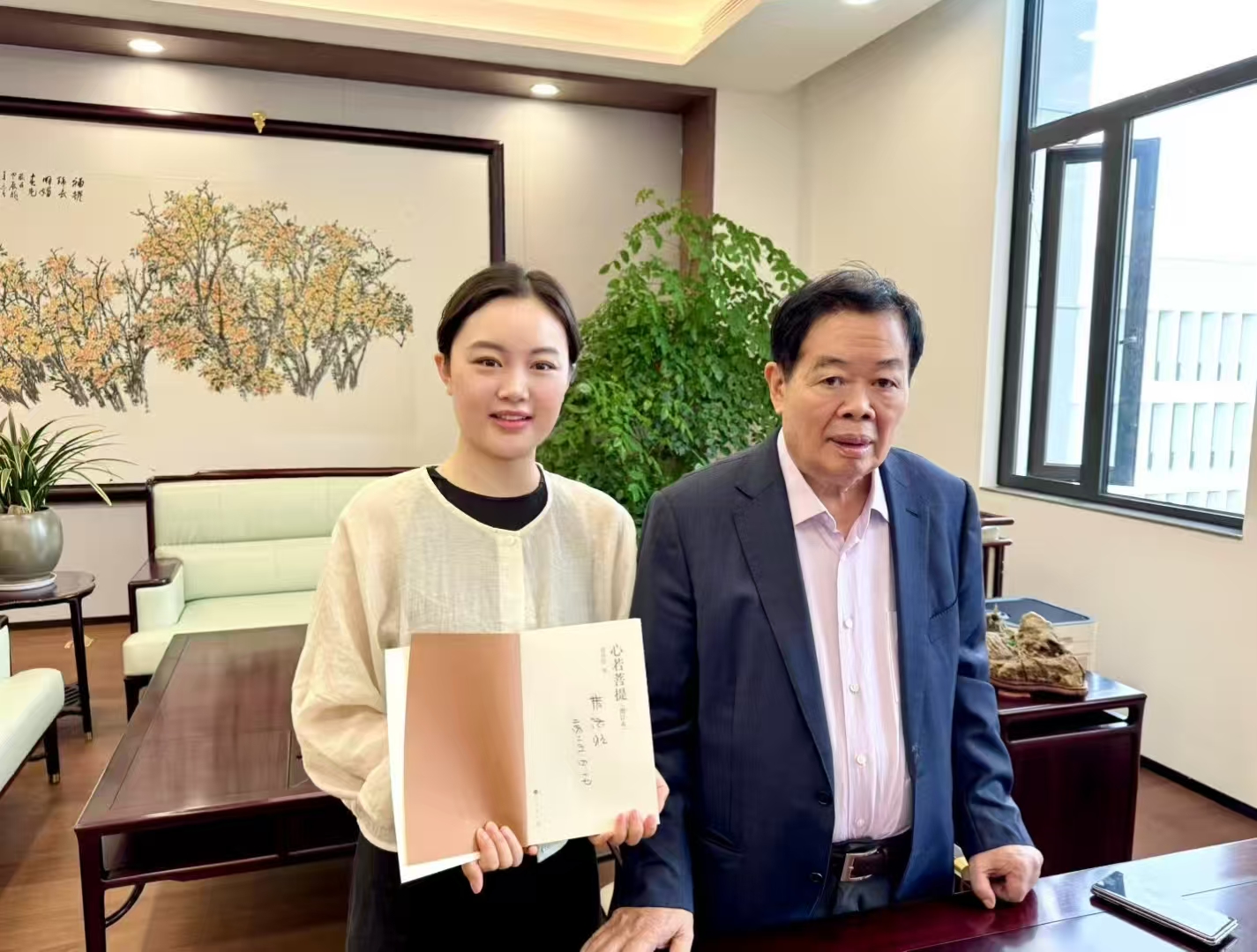 朝为田舍郎
暮登天子堂
将相本无种
男儿当自强
闽中有条虫
出门化成龙
厦庇五洲客
门纳万倾滔
不经