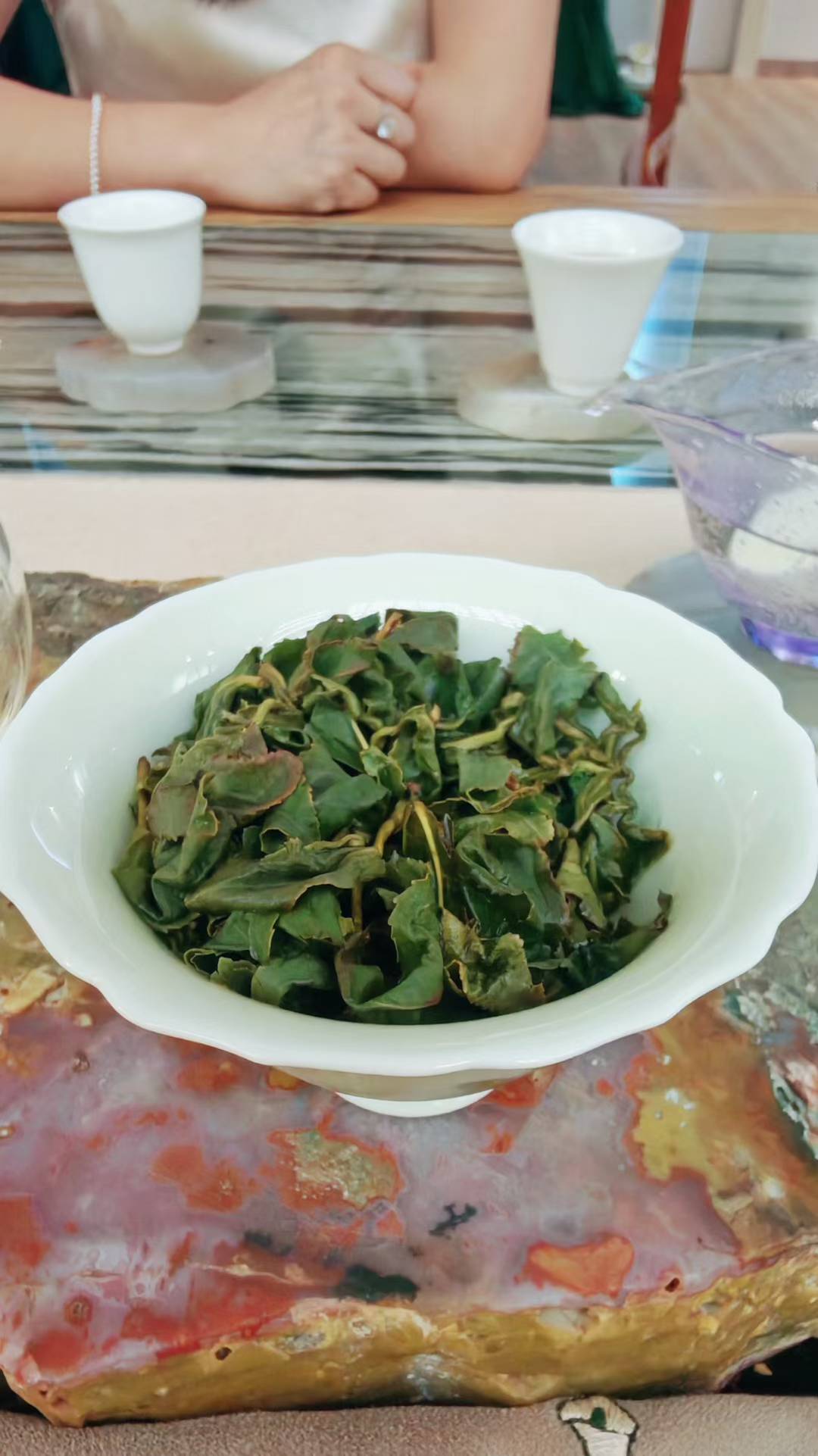 欢迎台湾茶艺协会理事长，魏珍群女士[玫瑰]
​
​
​带来台湾梨山海拔2000多米的高山茶，
乌龙茶