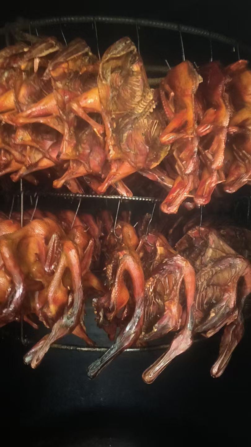 李一手碳烤鸭，上等活鸭现杀，中药腌制，古碳烤等多道工序秘制而成，带着腊卤烤的独特风味，这道菜不仅保留