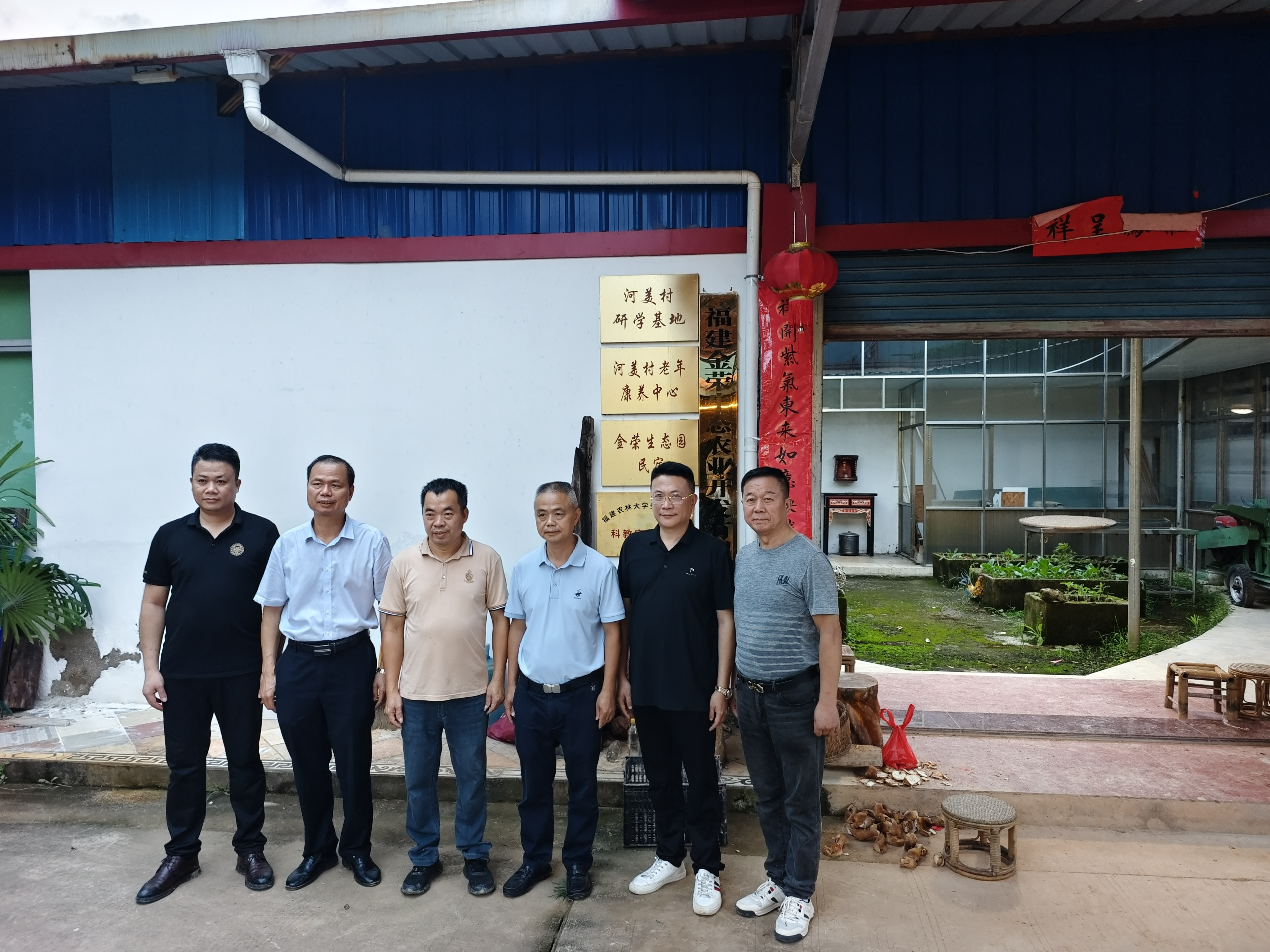 【安溪参观闽台园农庄】
    8月6号，泉州东亮企业杨志勇，庄佳鹏，马超，福建省海峡两岸经济发展联