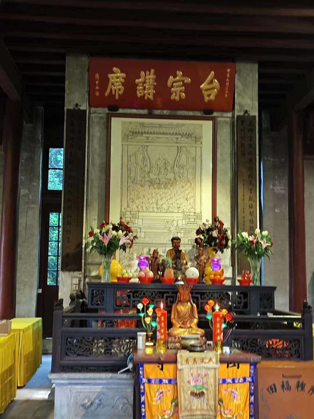 国清寺，位于台州市天台县天台山，是佛教天台宗的发源地，始建于隋朝开皇十八年，这里有隋朝至今的古梅树，