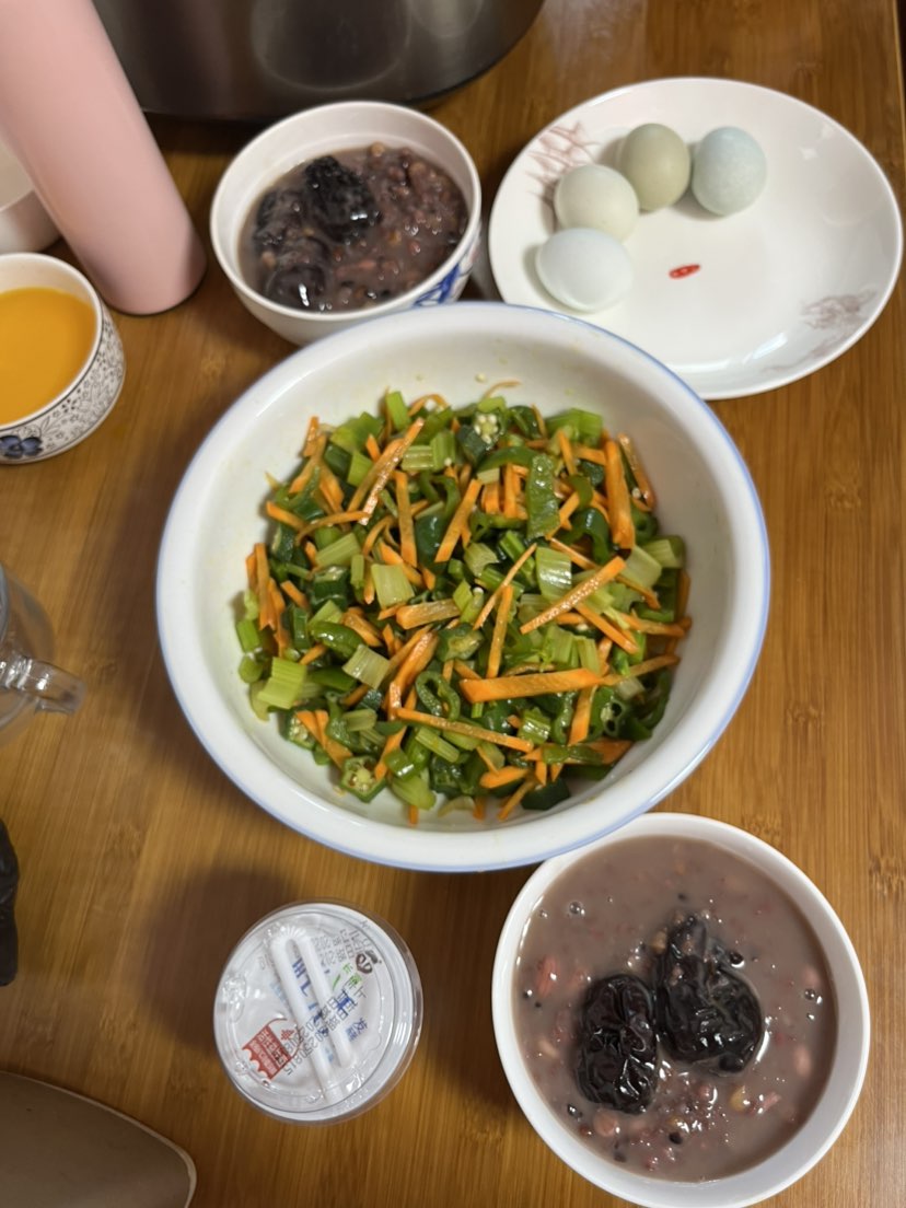 每天的营养从早餐开始、八宝粥、煮鸡蛋、五种蔬菜、营养均衡、膳食纤维、合理搭配