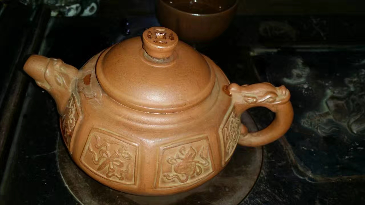 一杯清茶闲自品，半壶乾坤亦醉人。
中国美术一秒关注：鉴赏明代紫砂大师蒋时英作品。
