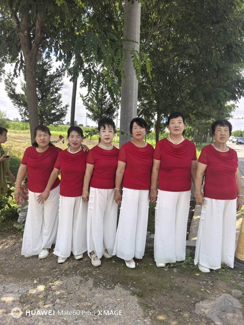 六姐妹的自误自乐、核桃树上核桃正在成熟、姐妹几年不见、相聚2025的署假