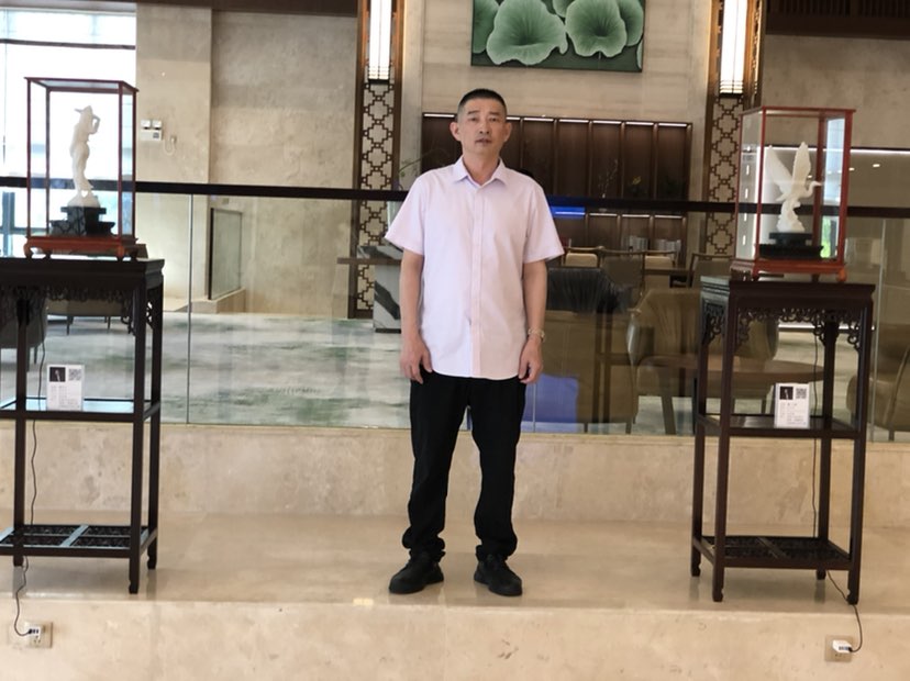 张亚雄雕刻汉白玉厦门白鹭和惠安女亮相在厦门集美陈延奎大厦一楼洒店大厅展示
