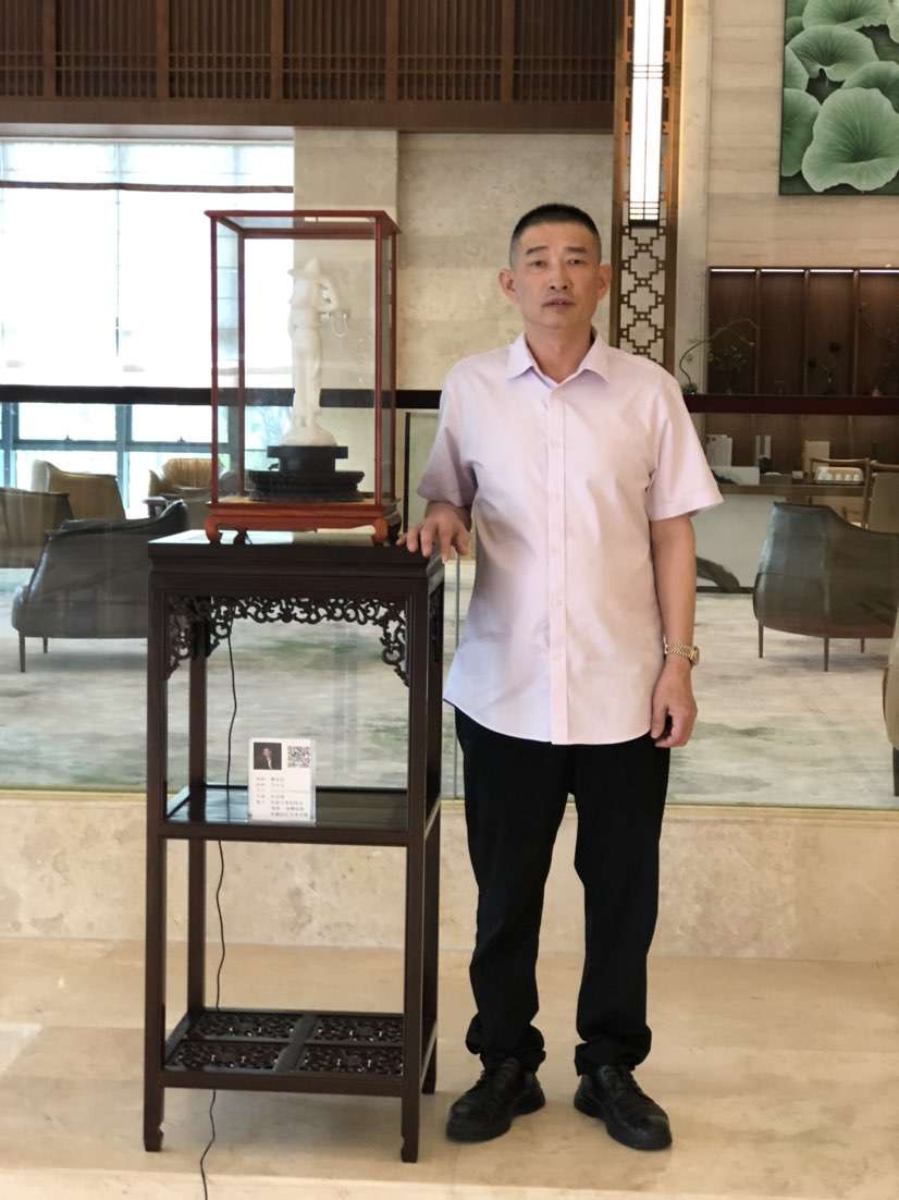 张亚雄雕刻汉白玉厦门白鹭和惠安女亮相在厦门集美陈延奎大厦一楼洒店大厅展示
