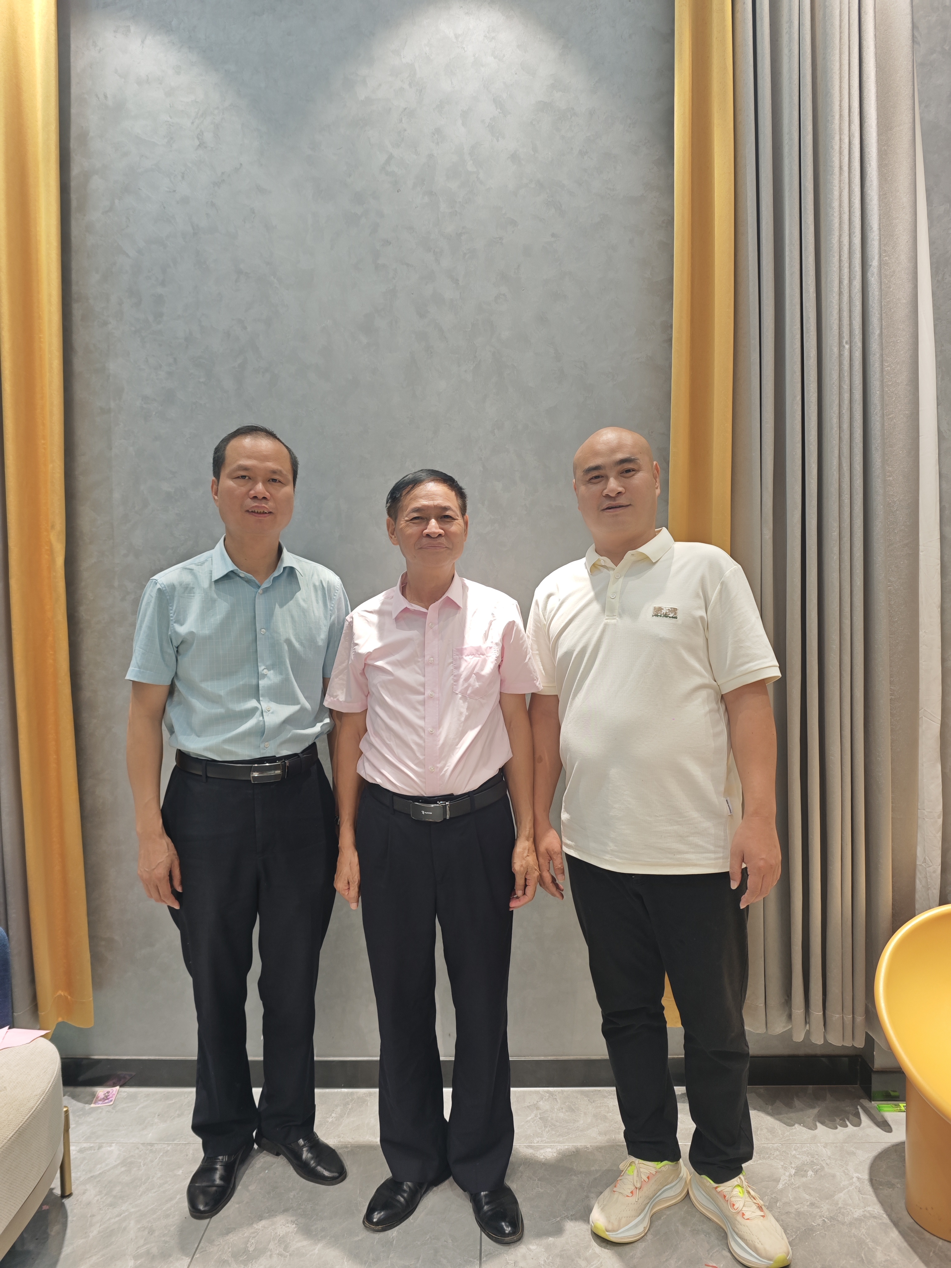 【拜访紫金县工商联】
       8月20号，泉州市张氏源流文化交流中心张国融，泉州东亮企业马超，