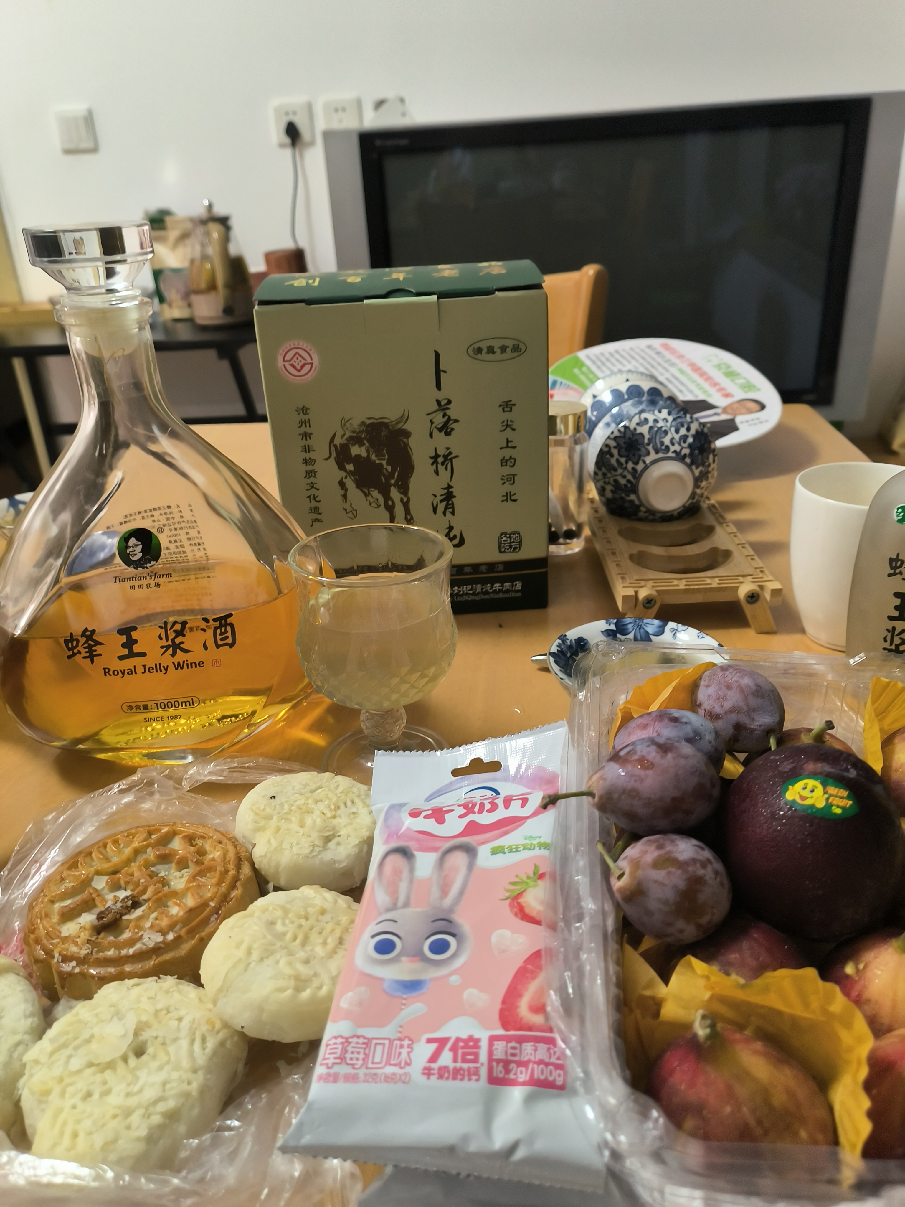 七夕——蜂缘
当槐花簌簌垂落星河，
我们是被花粉黏住的星子——
你以触角丈量我掌纹的沟壑，
我用蜂蜡