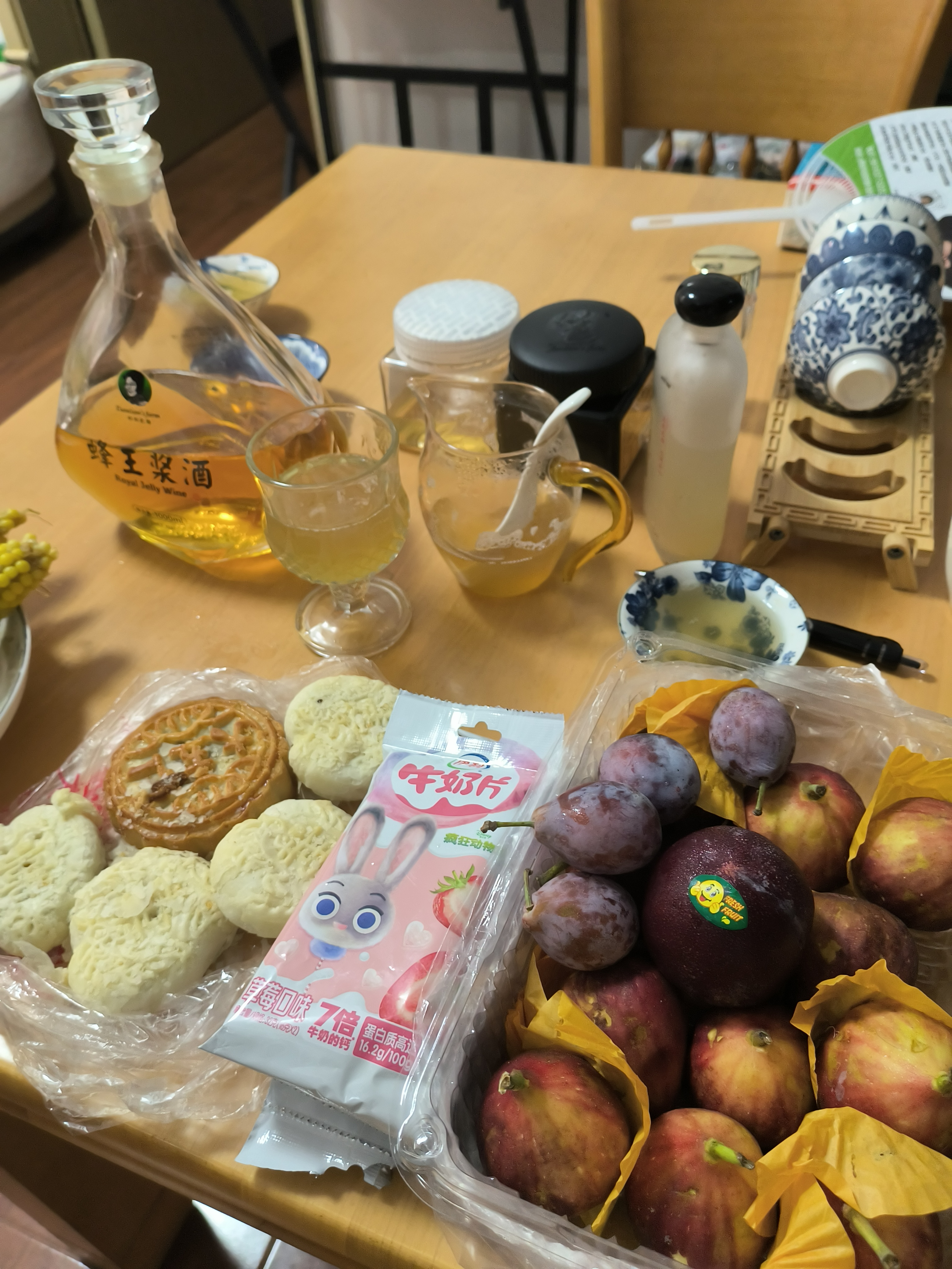 七夕——蜂缘
当槐花簌簌垂落星河，
我们是被花粉黏住的星子——
你以触角丈量我掌纹的沟壑，
我用蜂蜡
