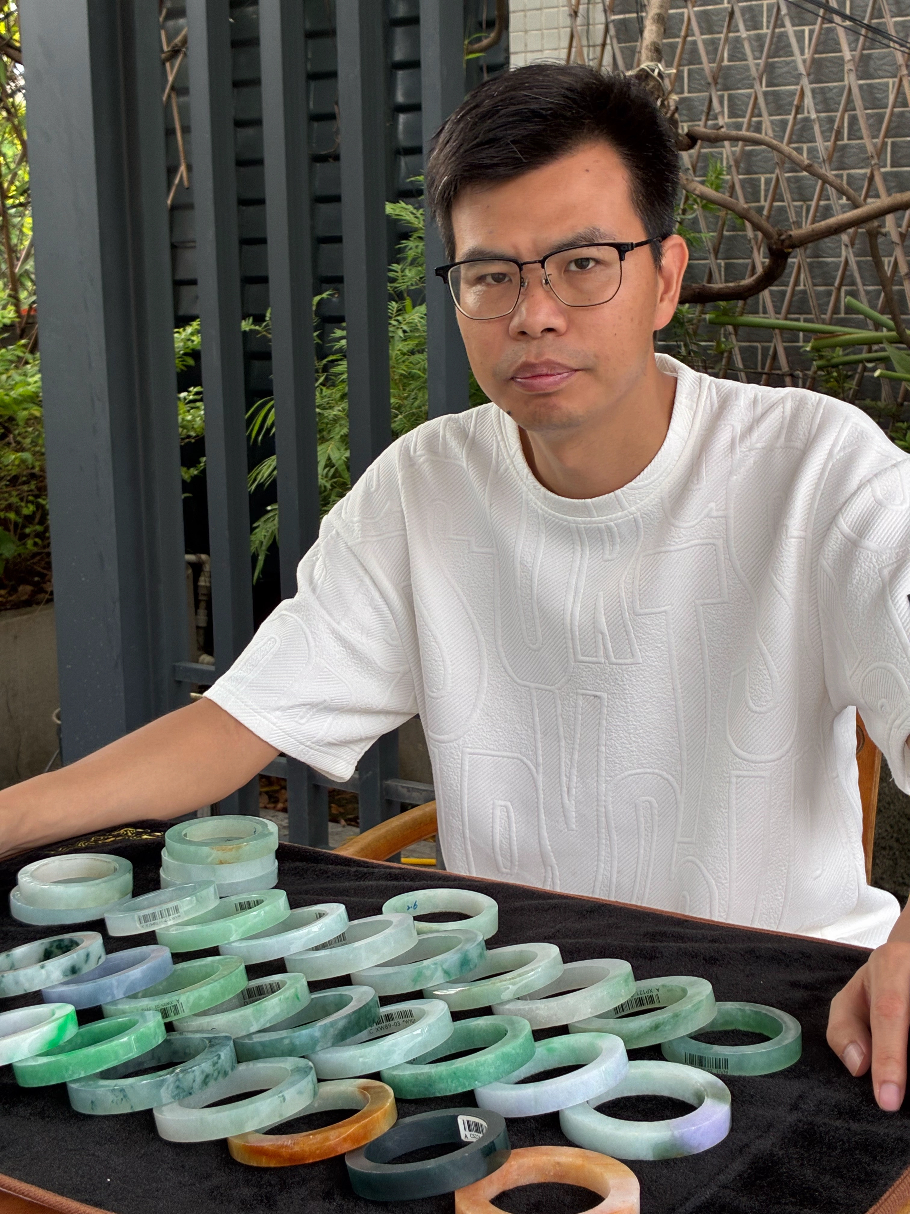 很开心有缘跟大家相遇
我叫翡翠哥一心
15 年翡翠经验
在翡翠源头佛山平洲自己翡翠工厂
让每个人拥有