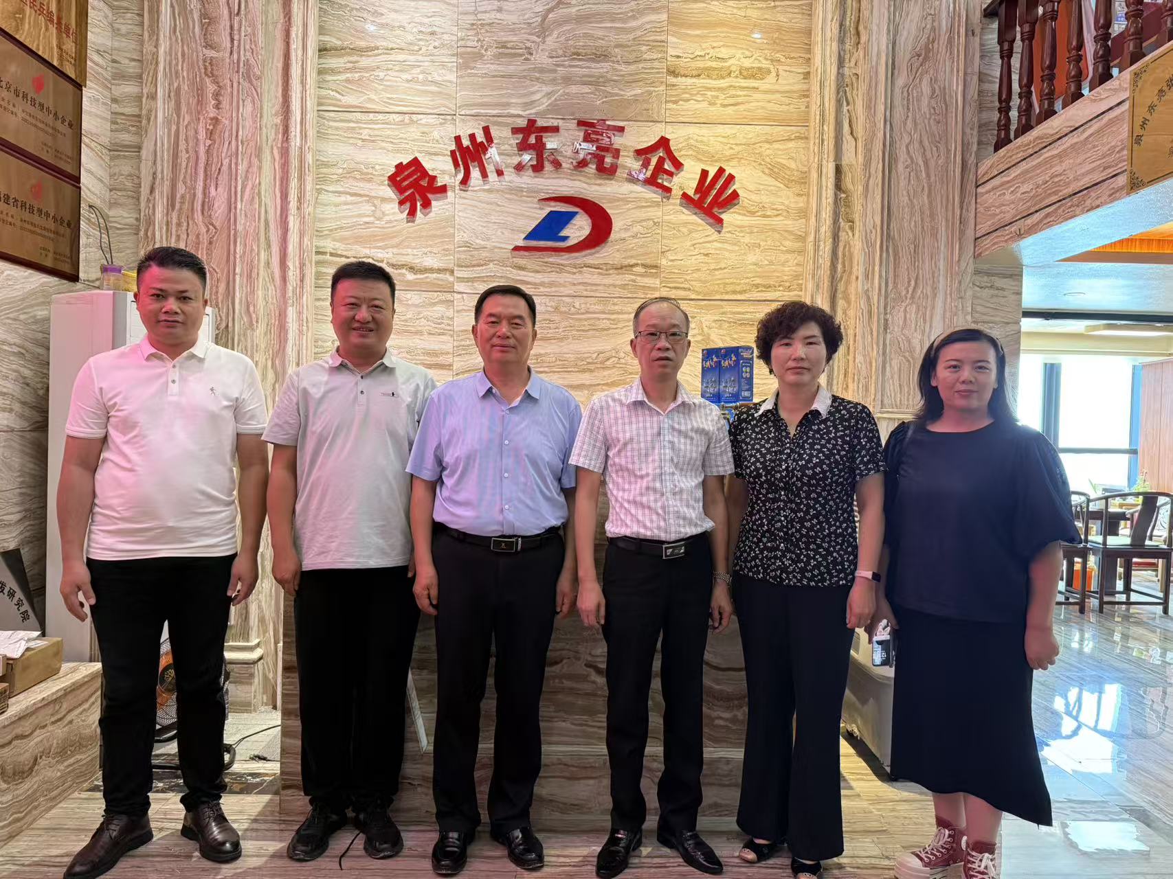 【甘肃酒泉市工商联走访泉州】
     9月6号，甘肃酒泉市工商联侯副主席与王秘书长一行到了泉州调研