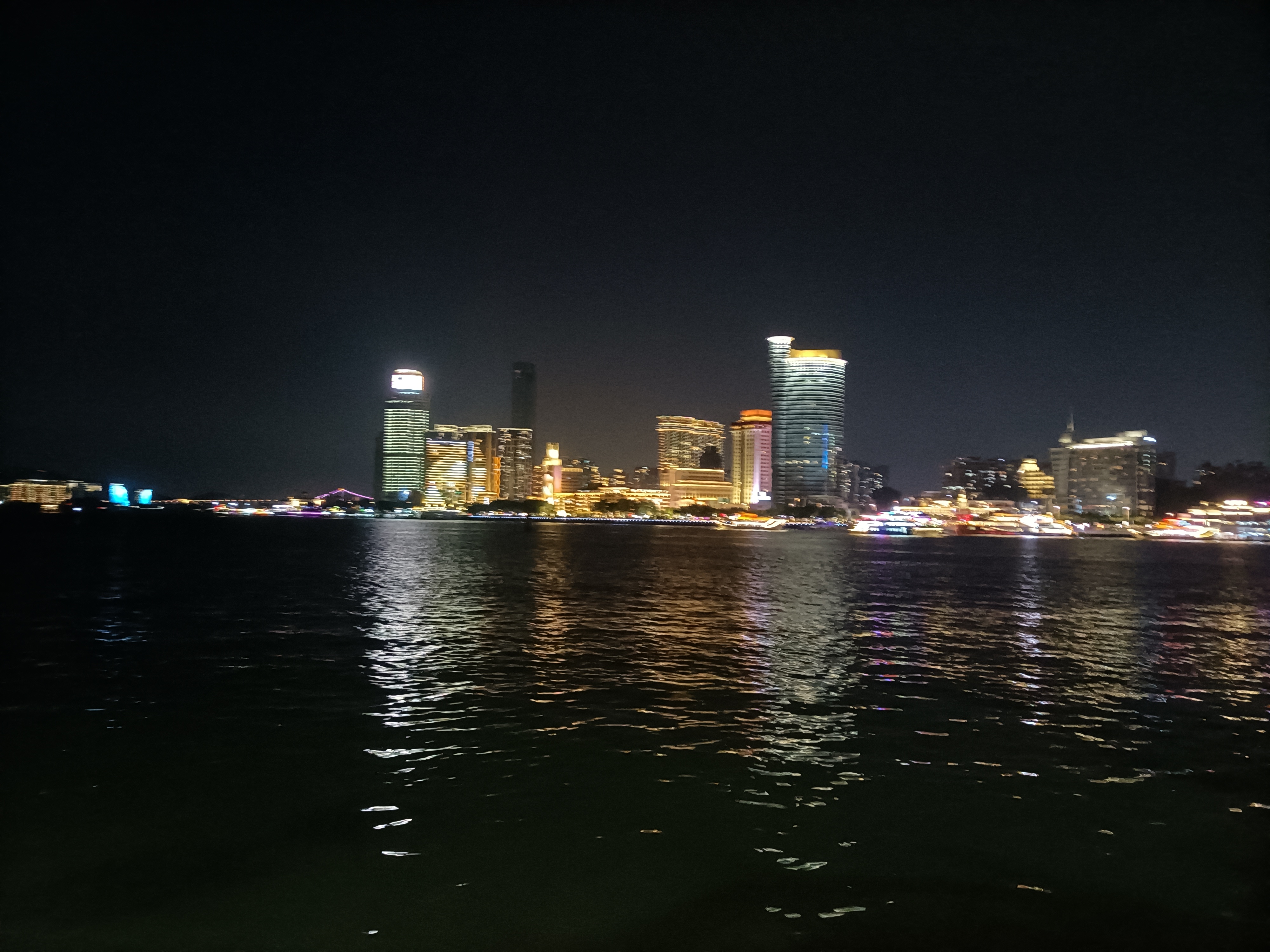  时光绕着鼓浪屿的转角走了二十多年，今夜重逢，才发现老房子的灯光、海浪的声音，早把回忆刻成了不会褪色