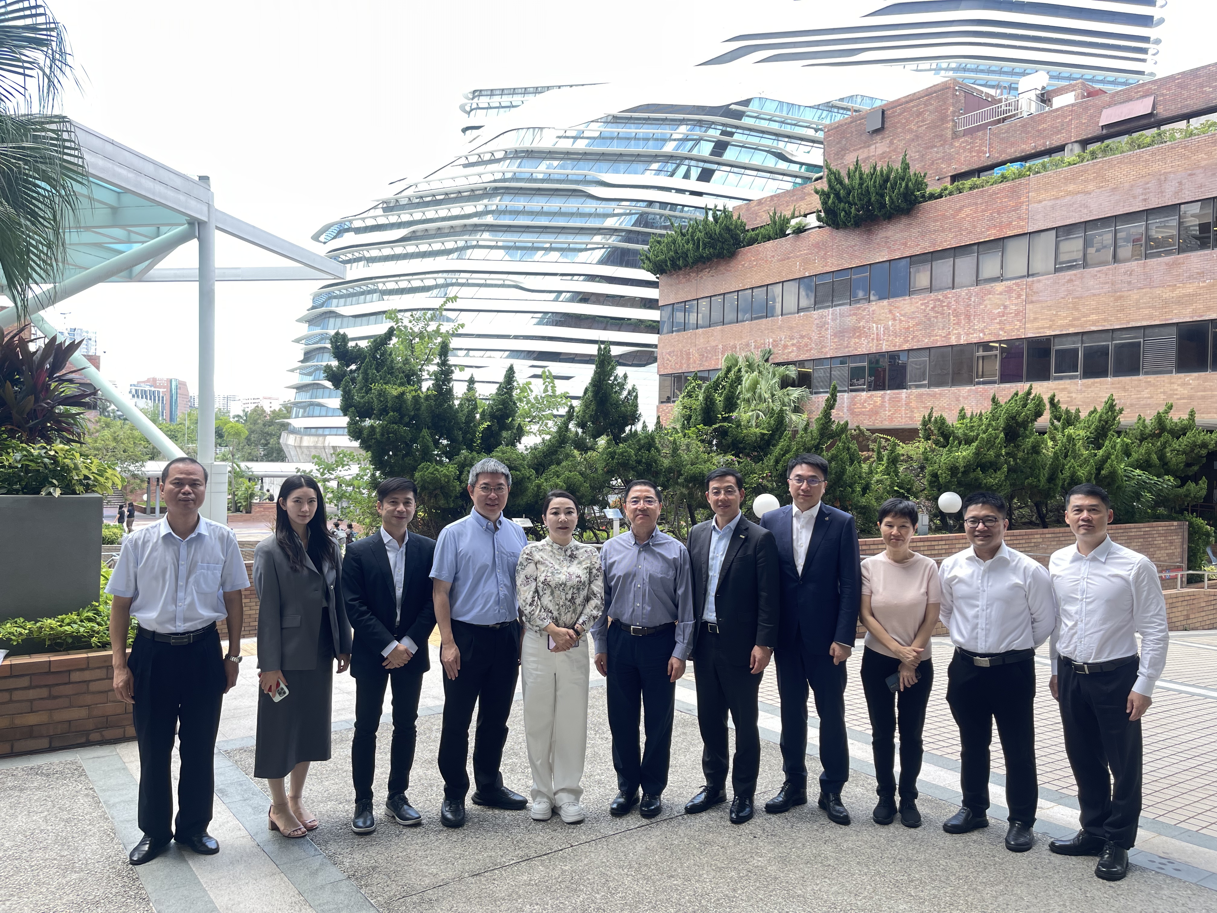 【随团走访香港理工大学】
     2025年9月11日，福建省民营企业商会代表团一行7人在香港贸易