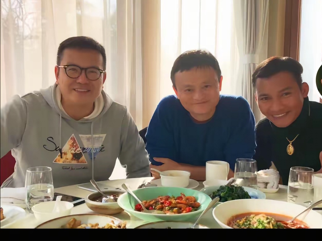 马云说过，阿里巴巴能取得今天的成就，最感谢 4 个人：金庸、孙正义、杨致远、蔡崇信，如果非得选一个最