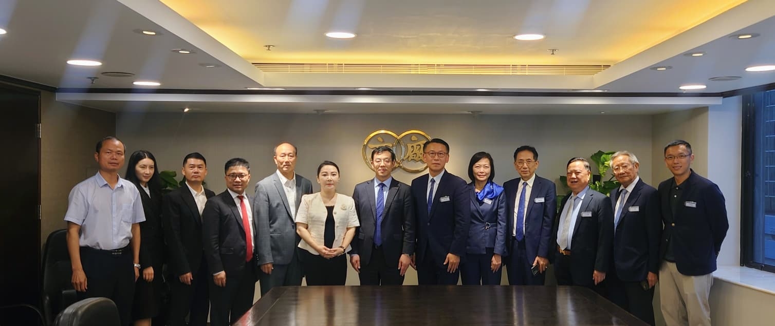 【随团走访香港中华厂商联合会】
     9月12号，福建省民营企业商会一行到了香港厂商大厦五楼，走