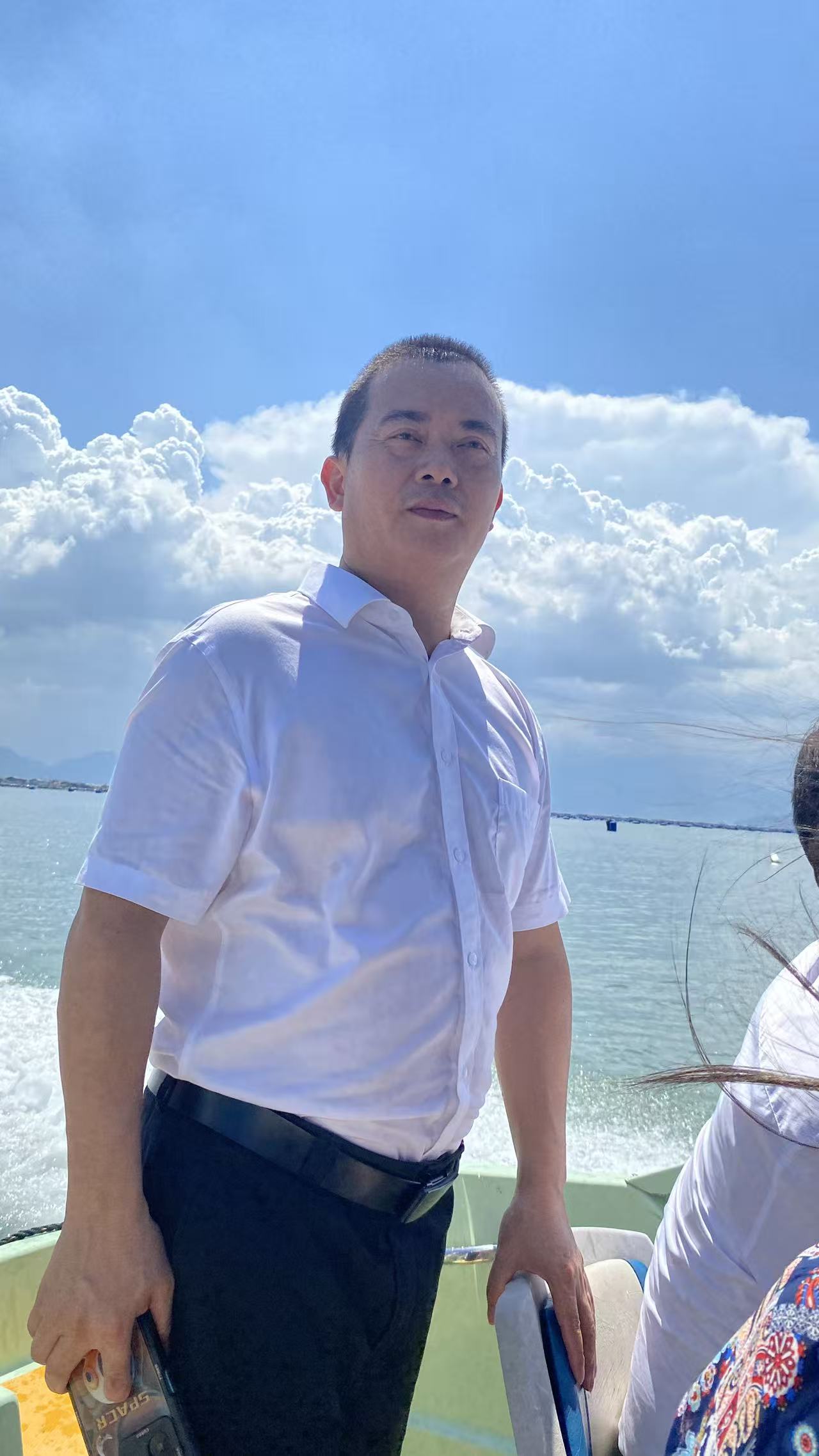 大家好，我是蓝海！