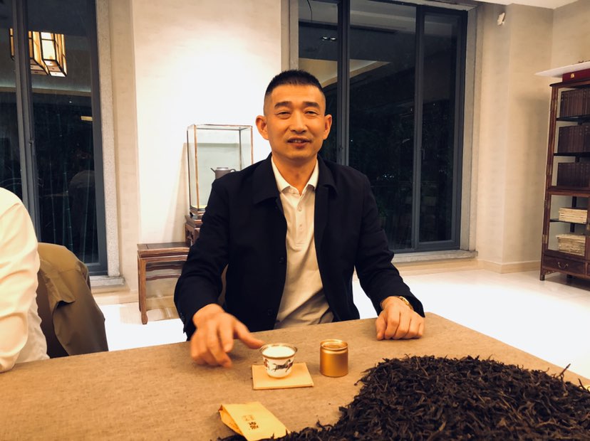 张亚雄：张雄书画院院长、张雄艺术网创始人、囯家一级刻雕师、中国首批宫廷艺术家、一带一路文化形象大使