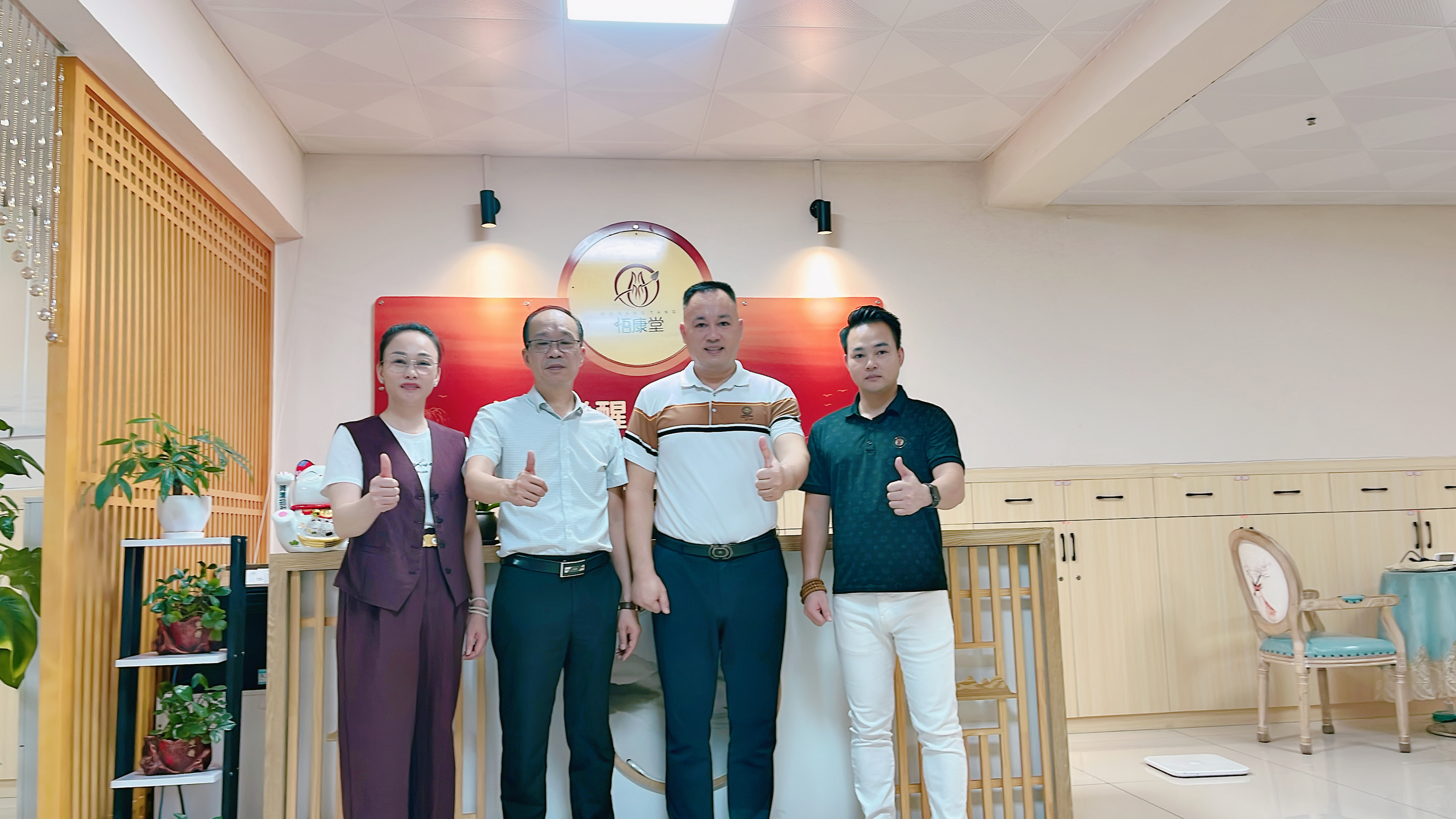【广西拜访张氏社团】
    9月18号，泉州市张氏源流文化交流中心泉州东亮企业张少群广西出差之际，