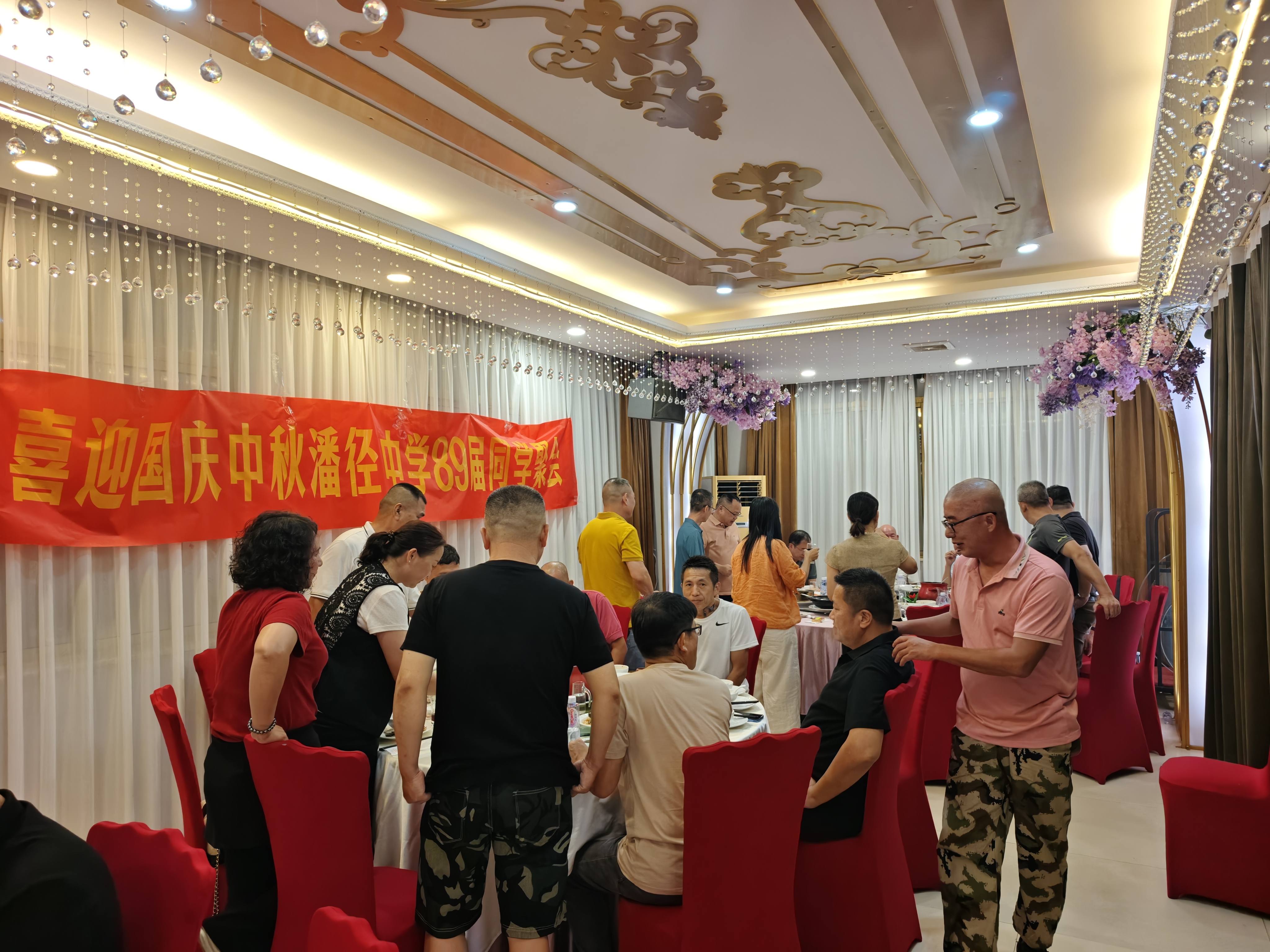 【参加晋江市潘径中学活动】
    10月3号，晋江市潘径中学89届同学会在东石海岸酒楼举行了“迎中