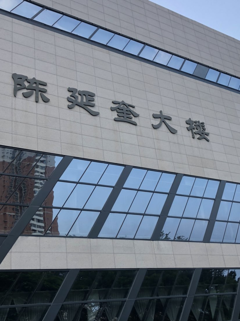 张亚雄雕刻作品亮相在陈延奎大厦一楼大厅《厦门白鹭》和《望夫恵安女》