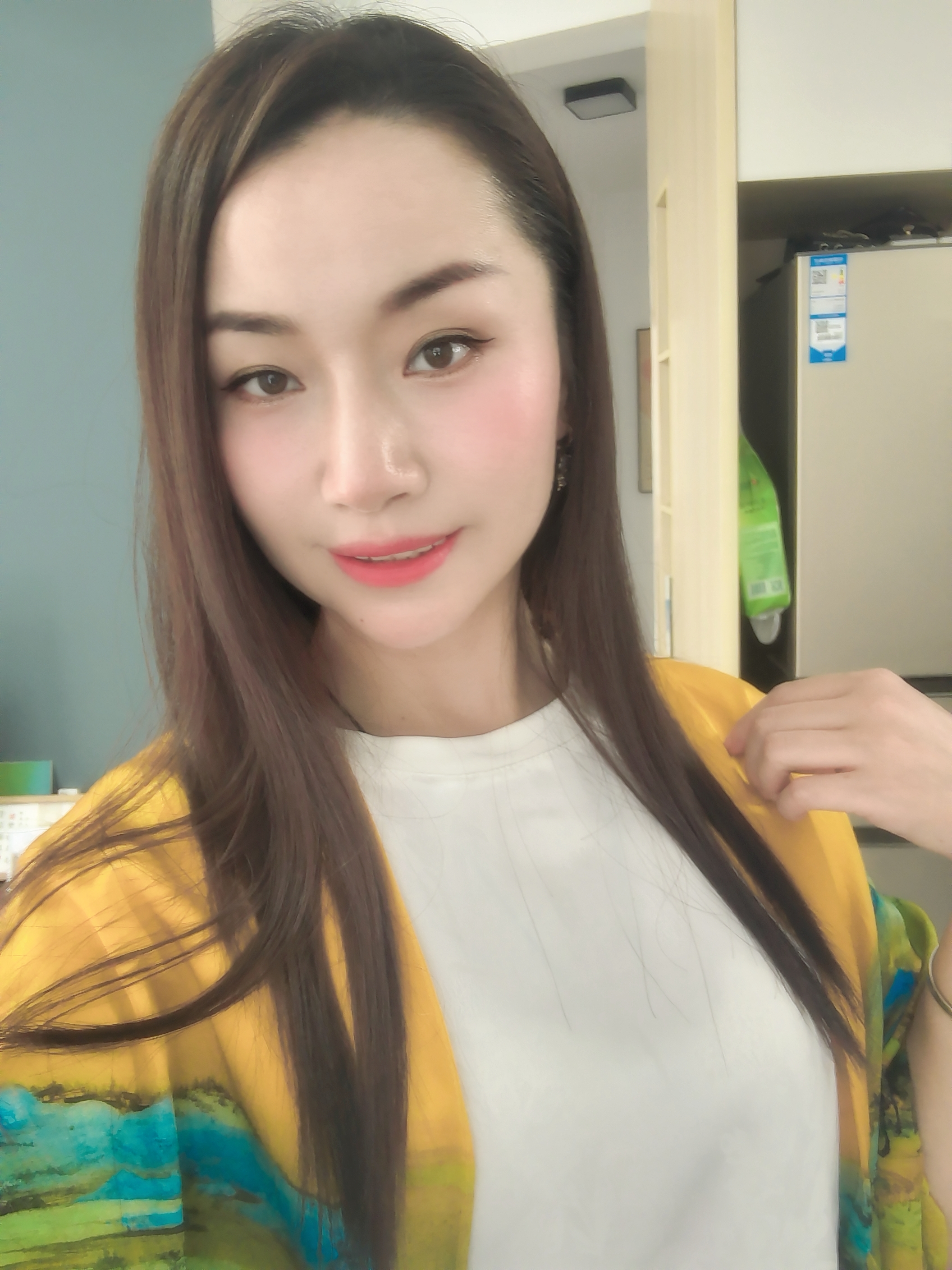  风把云揉成棉絮，落在檐角时，恰好接住我没说完的半句诗。