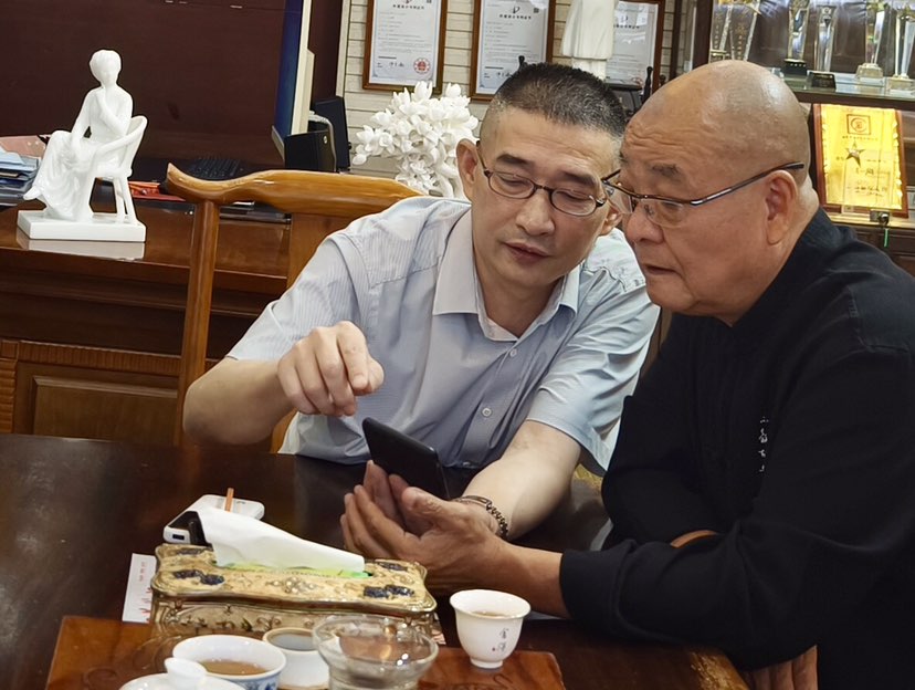 昔日多年的旧友，当我跨洋过海三十多年遊学归来，彼此仍像从没离开过一样⋯是的！朋友贵在于相知互信，重要