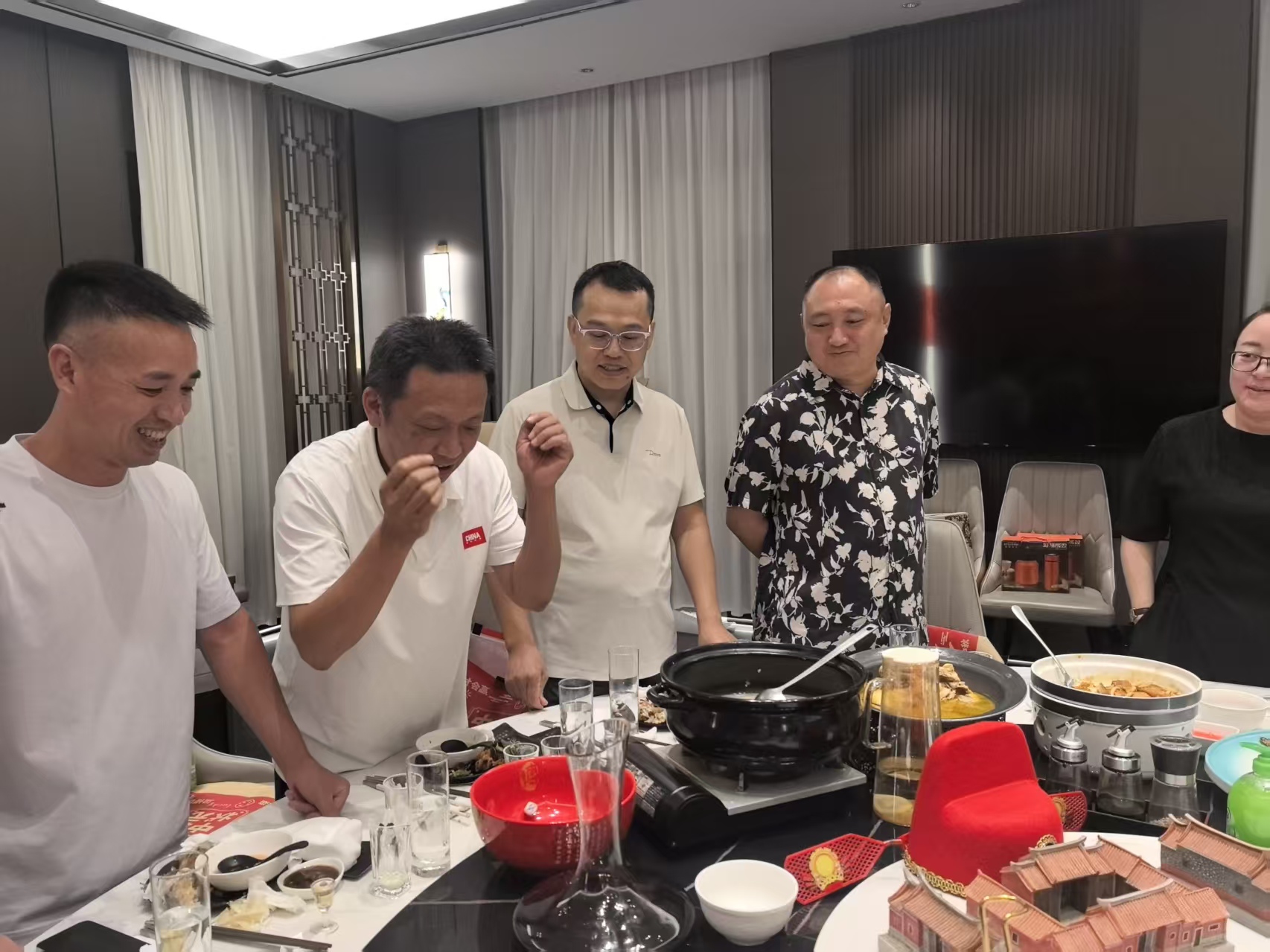 【参加泉州新生代企业家清华大学班活动】
     10月12号，金秋送爽，月满情浓。在中秋的皎洁月色