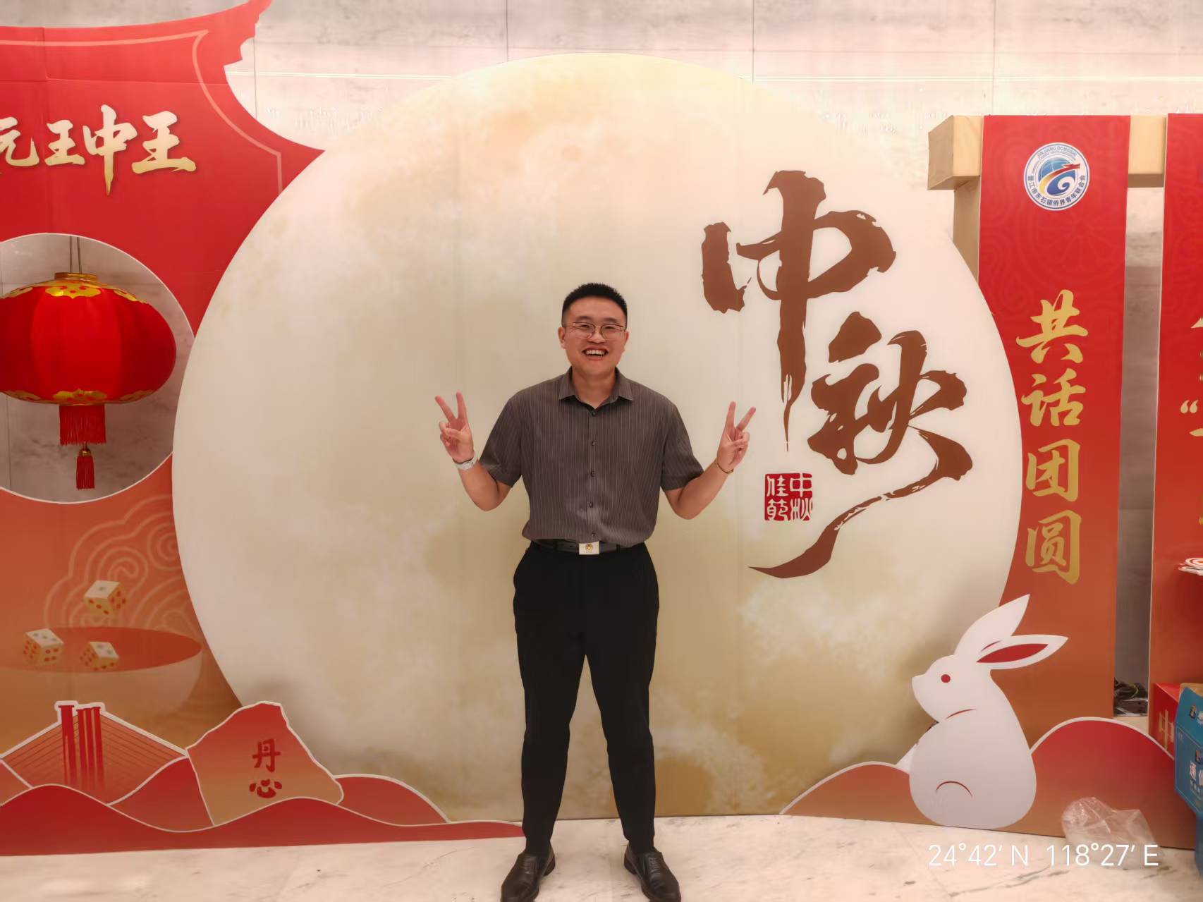 【参加东石镇活动】
     10月5日晚上，东石青商会、世东青、侨东青以“月满青浓·共话团圆 庆国