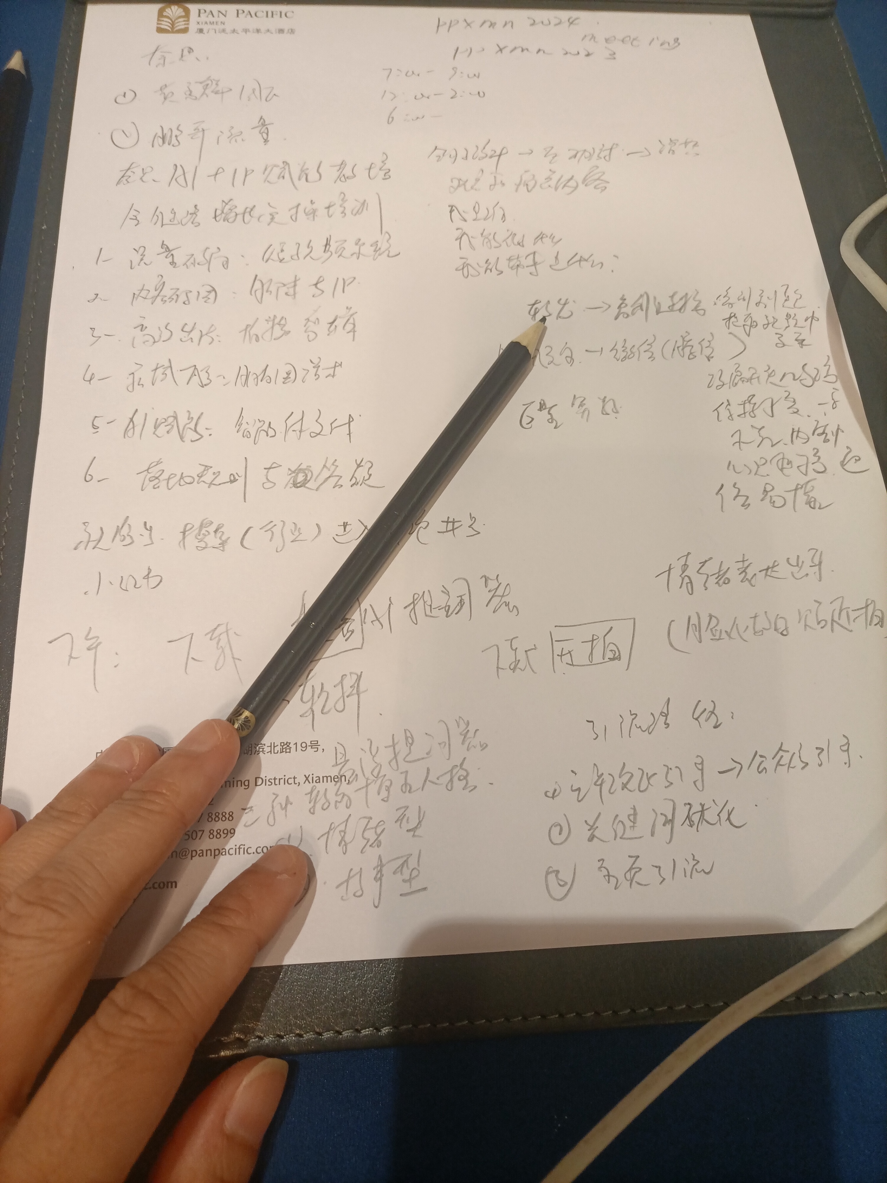找到情绪的出口，才不会被情绪掌控，学会和自己和解，才不会自我消耗，每个人都有自己的无奈，但终会都是要