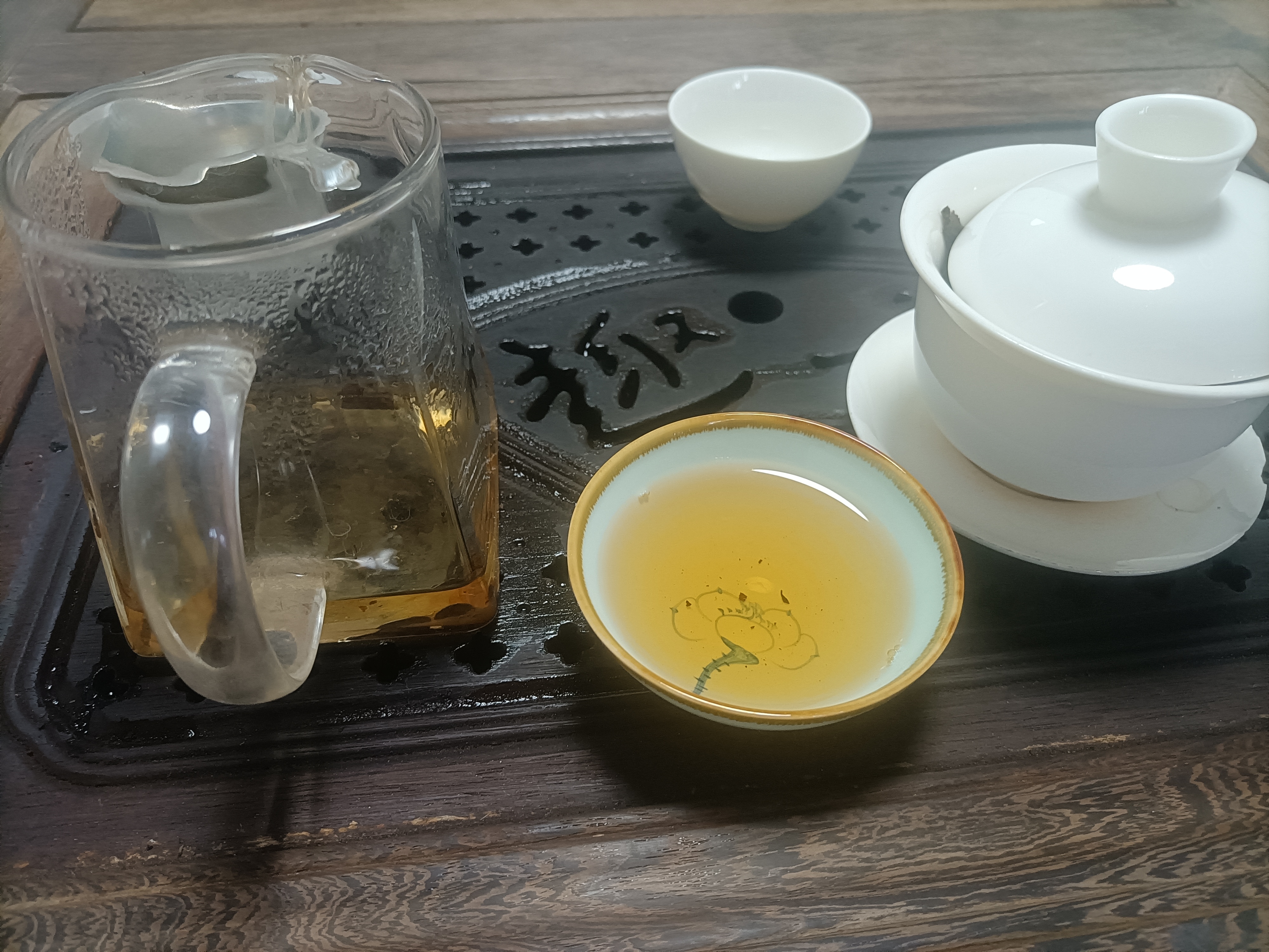 会议室的严肃，不如茶桌的松弛。在袅袅茶香里放下拘谨，把合作细节聊透，让信任随茶汤慢慢沉淀。