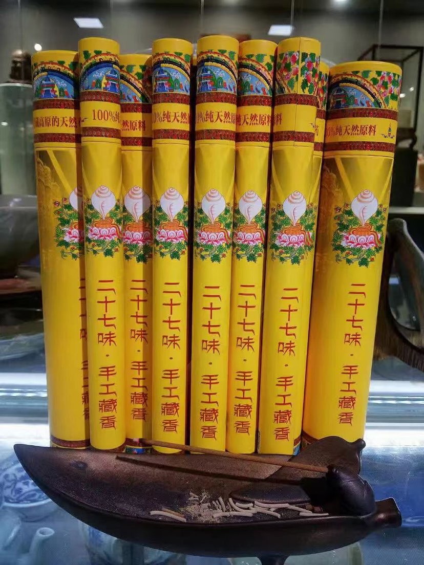 27味手工藏香是由藏地医药大师亲授的秘方调配，主要采用老山紫白檀香，菩提树叶，肝脏良命脉良药藏红花，