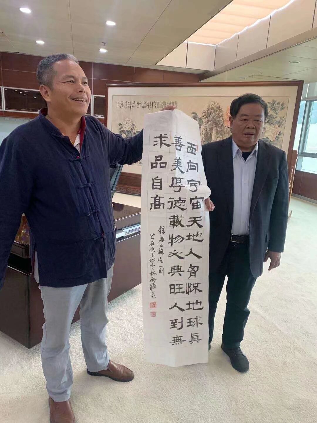 岁月赠我两鬓霜，
红尘赐我一身伤。
尝遍人间冷暖苦，
衰颜依旧笑夕阳。
独自一人在厦门，
弘扬陈嘉庚