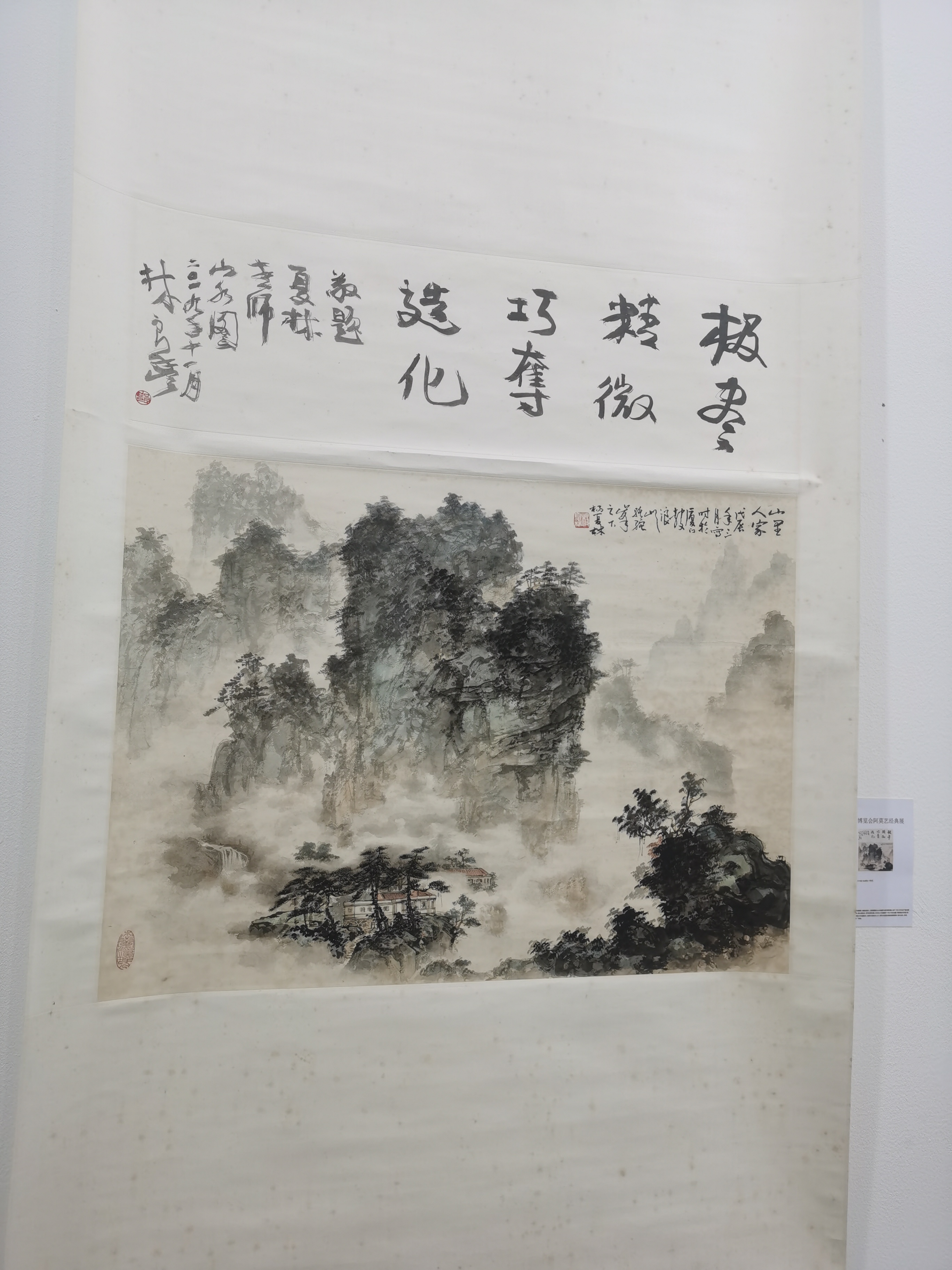"生活不会永远晴空万里，但你可以做自己的小太阳——阴天时发光，雨天时撑伞。"