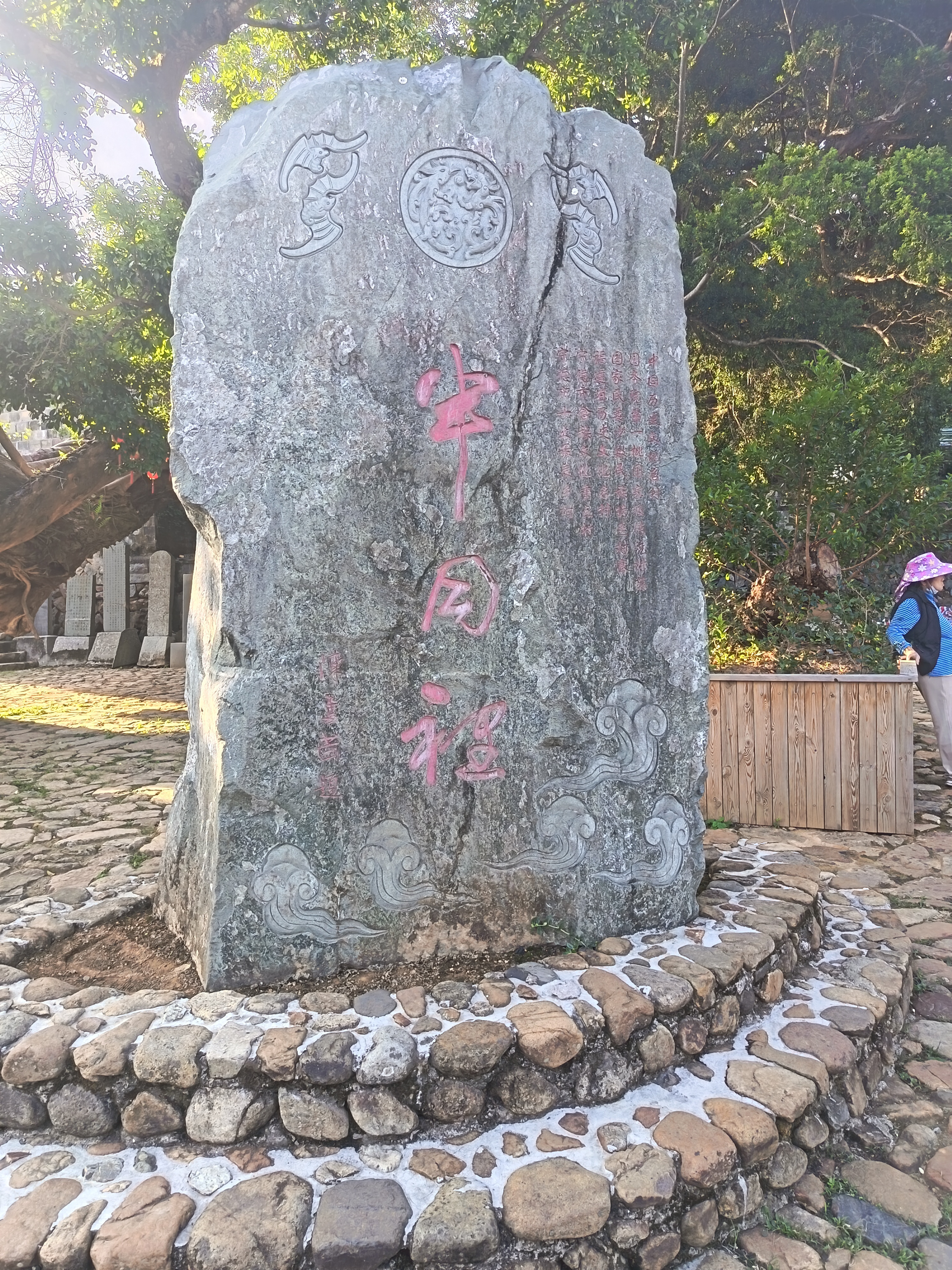 梅坂之光

作者：罗唐生

清晨最早的一束光，从八角井的涟漪中升起，穿透香樟的密叶，在青石板上投下斑