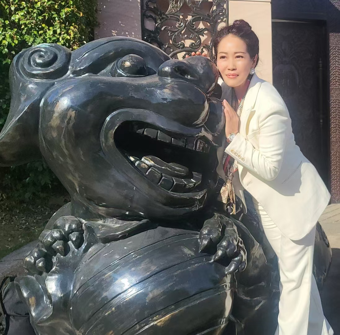 面向宇宙天地人，
胸怀大志真善美。
厚德载物必兴旺，
人至无求品自高。