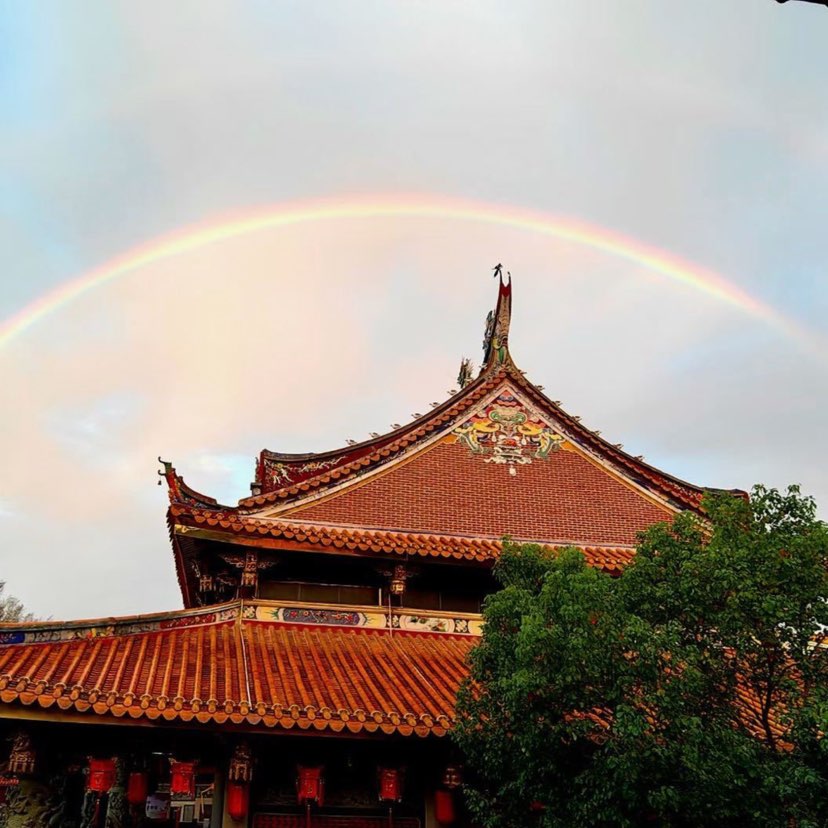 题紫衣慈航真人联
陈小燕（妙嫣）

紫衣紫气紫霄驻；
慈目慈航慈雨施。

 乙巳 丁亥月 戊戌日 壬