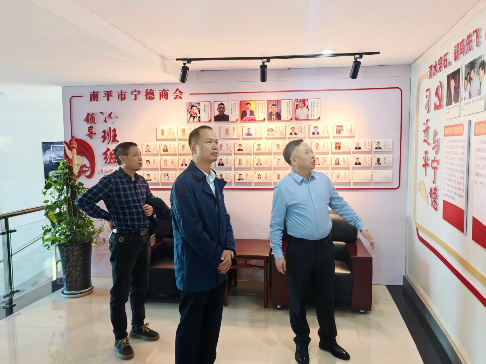 【南平拜访南平宁德商会】
     11月22日，泉州东亮企业张国融、福建省海峡两岸经济发展联合会张