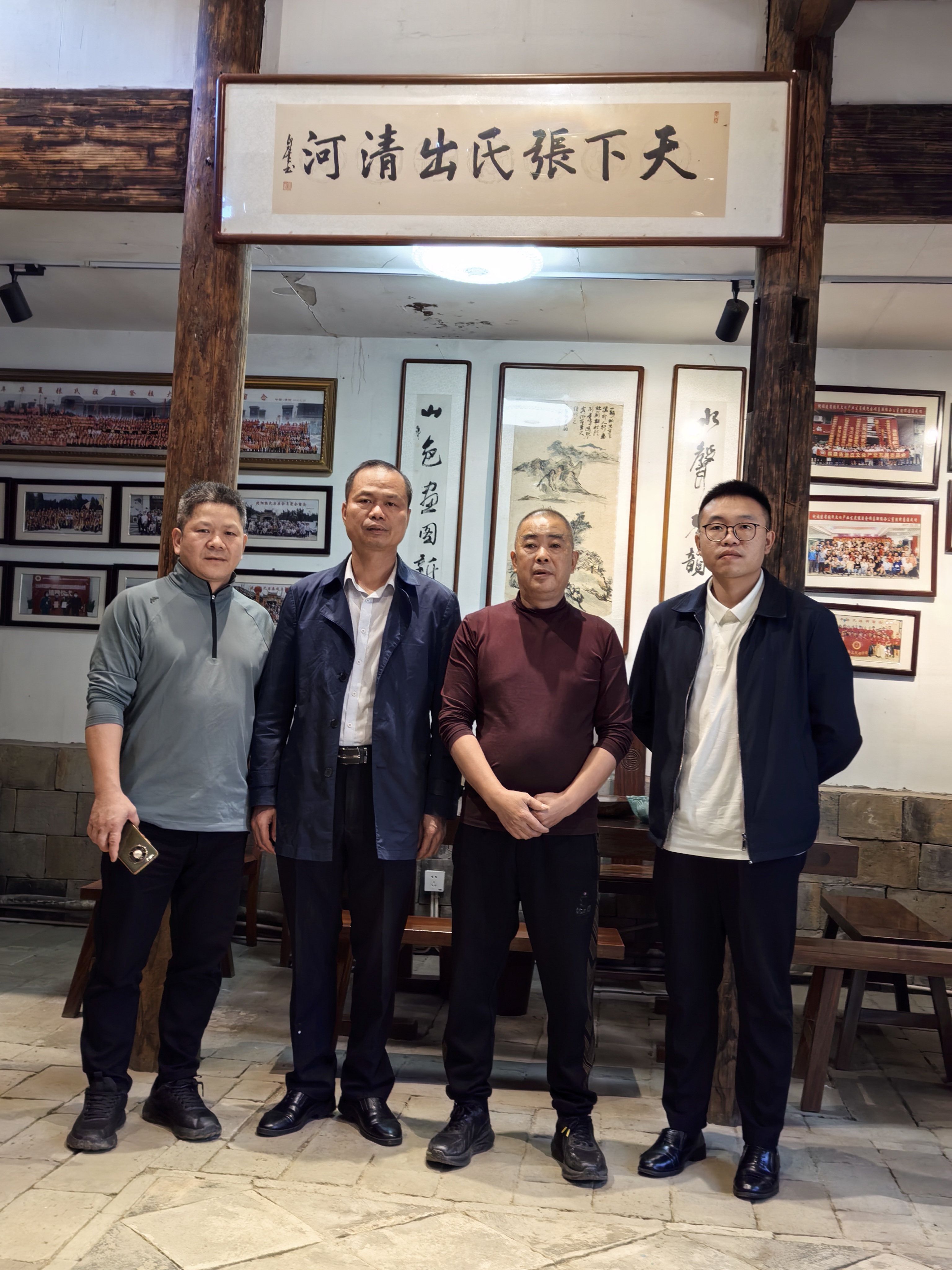【拜访建阳张氏宗亲会】
     11月15日，泉州市张氏源流文化交流中心张国融、张文亮一行赴南平出