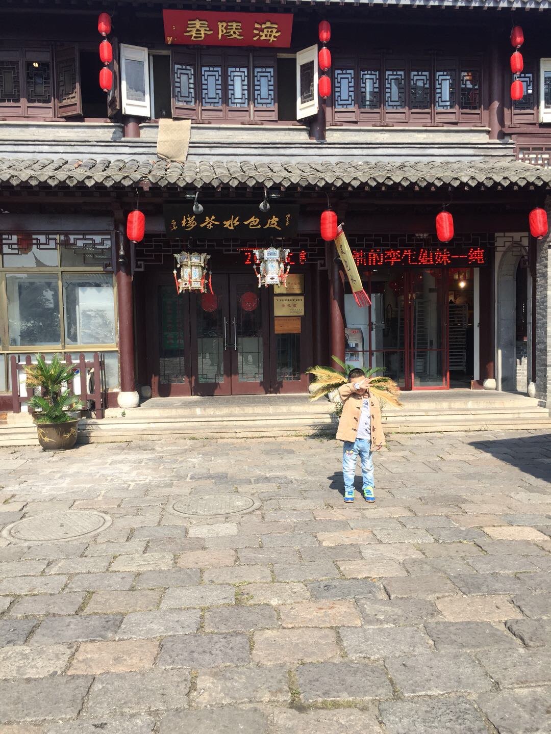 对于泰州的第一印象是，泰州是一座慢生活的城市，这里人文荟萃、名贤辈出。 我们熟悉的施耐庵、郑板桥、梅