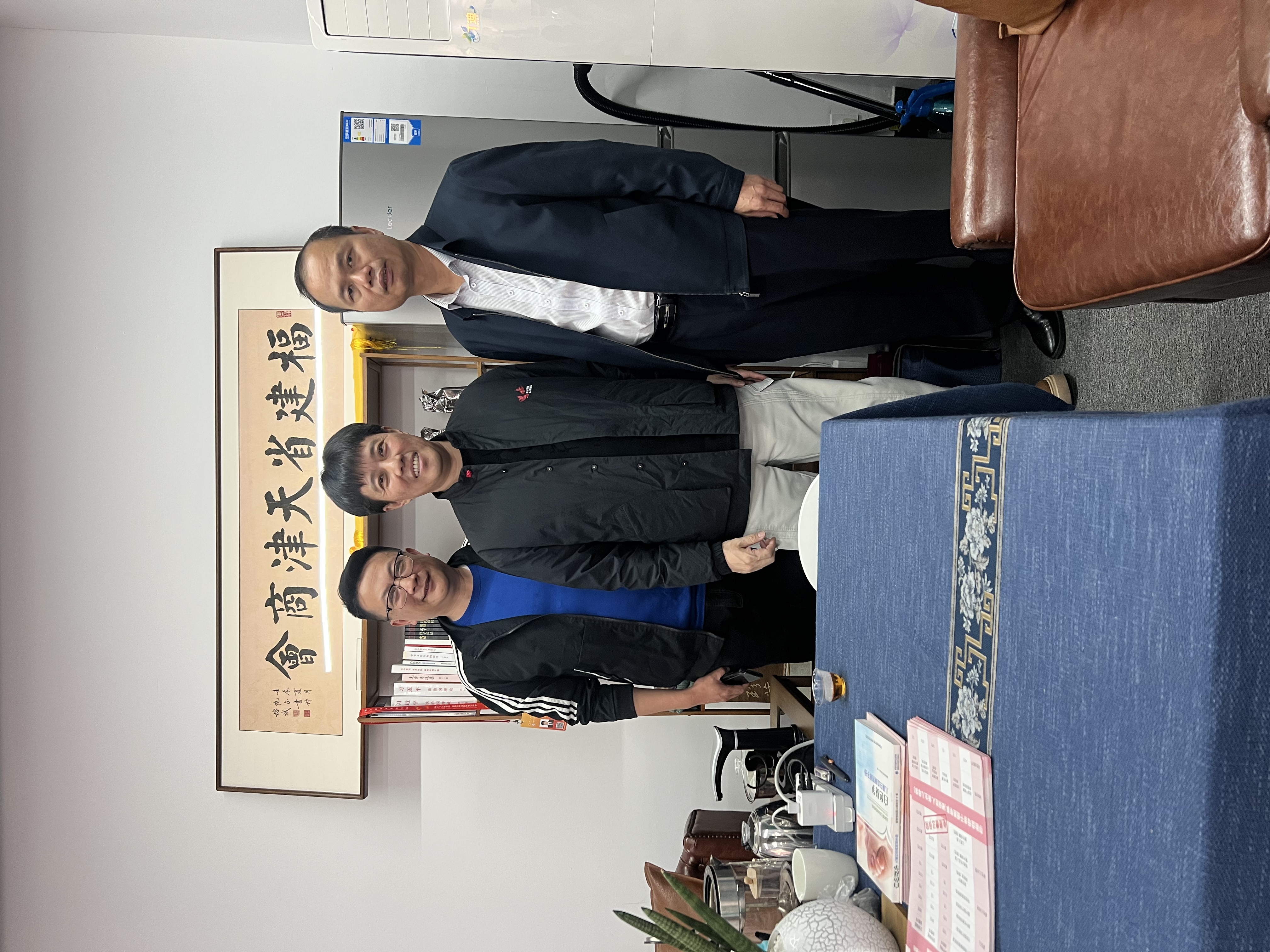 【拜访福建天津商会】
    11月28日，泉州东亮企业马超、泉州市清流商会杨志勇、福建省海峡两岸经