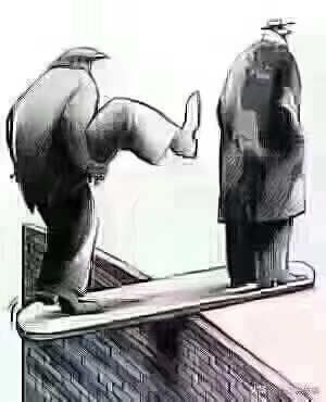 这一脚，
看似是踢了别人，
其实是毁了自己。
你以为他挡着你了，
其实是他在撑着你。
没有他，你都不