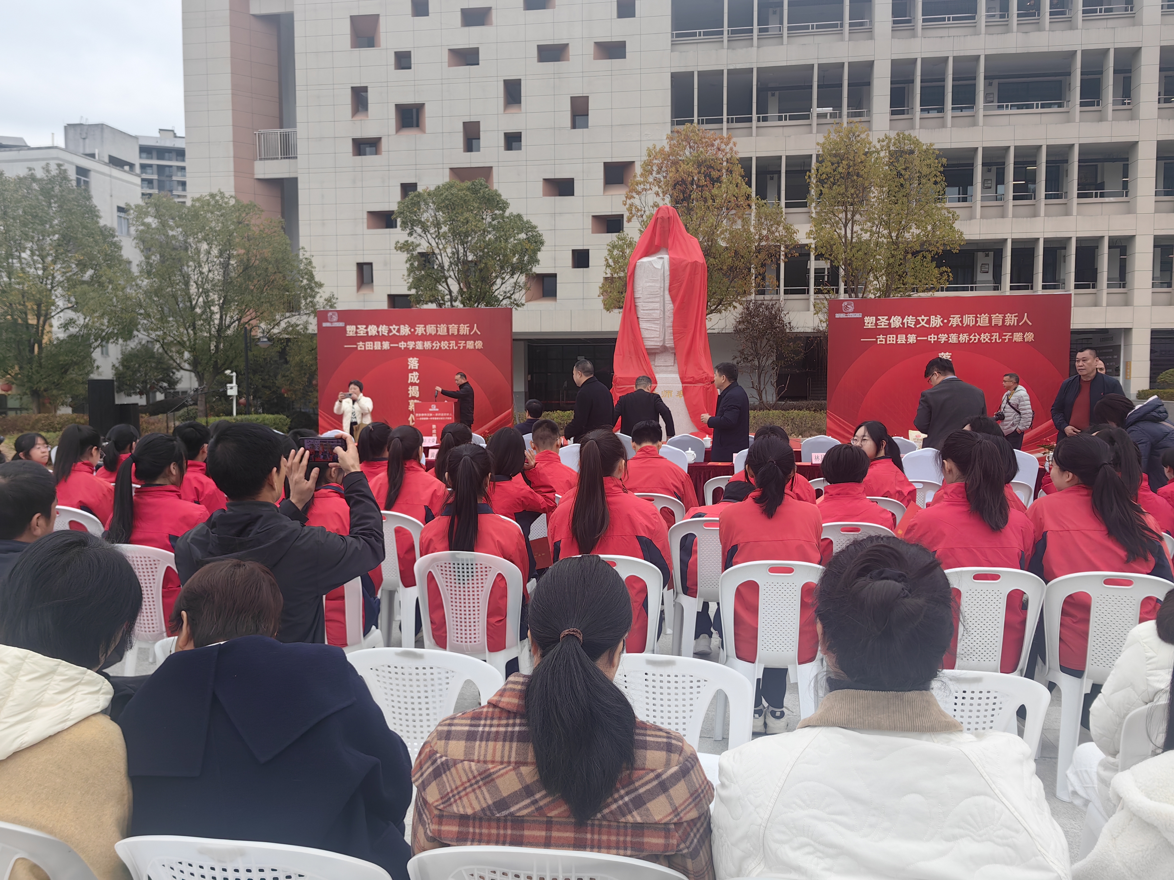 2025.12.22.10:00
雕塑家王国辉
闽南造像走进
古田县第一中学连桥分校
孔子雕像落成揭