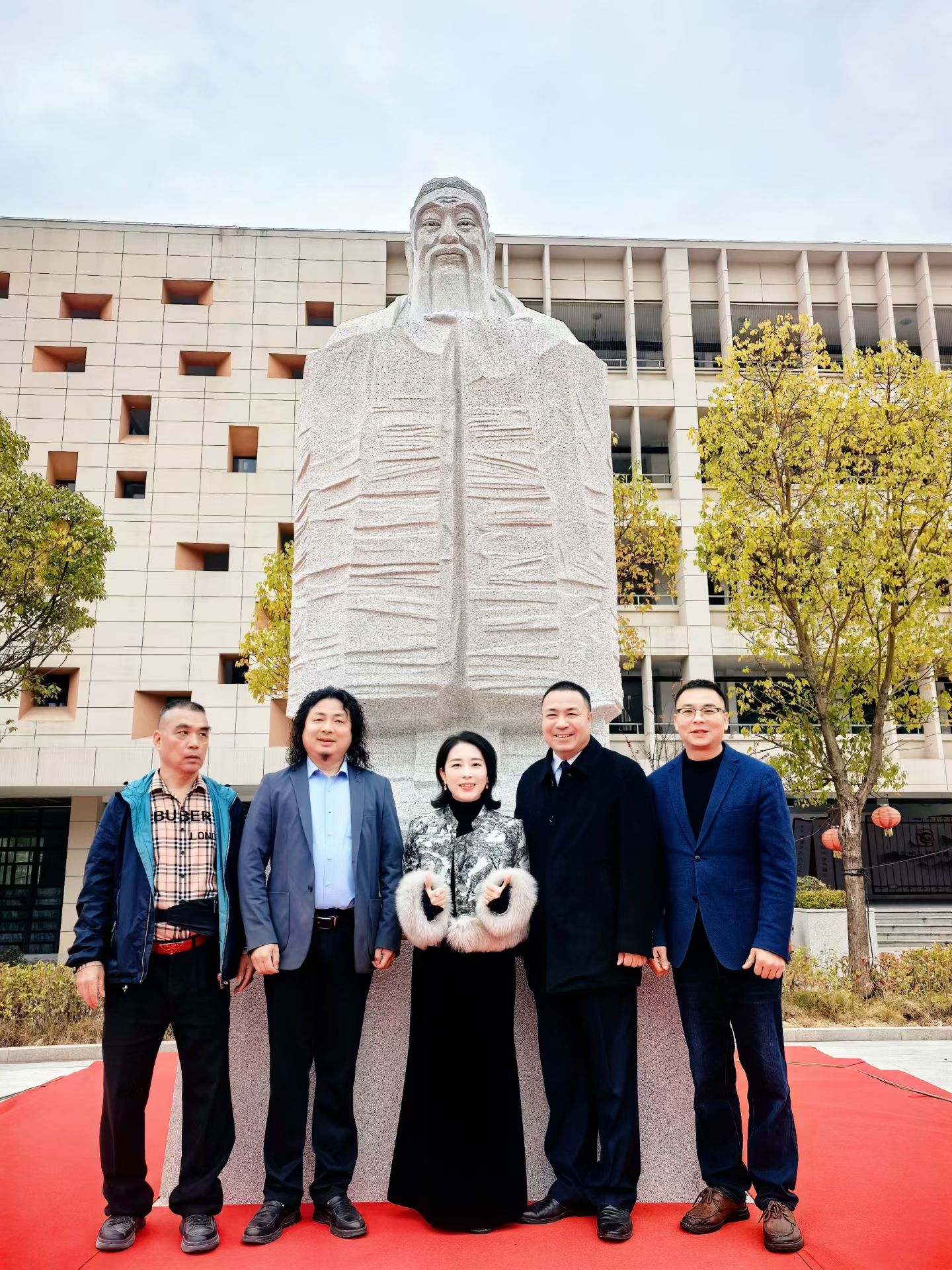 2025.12.22.10:00
闽南造像走进
古田县第一中学莲桥分校
孔子雕塑落成揭幕
“塑圣像传