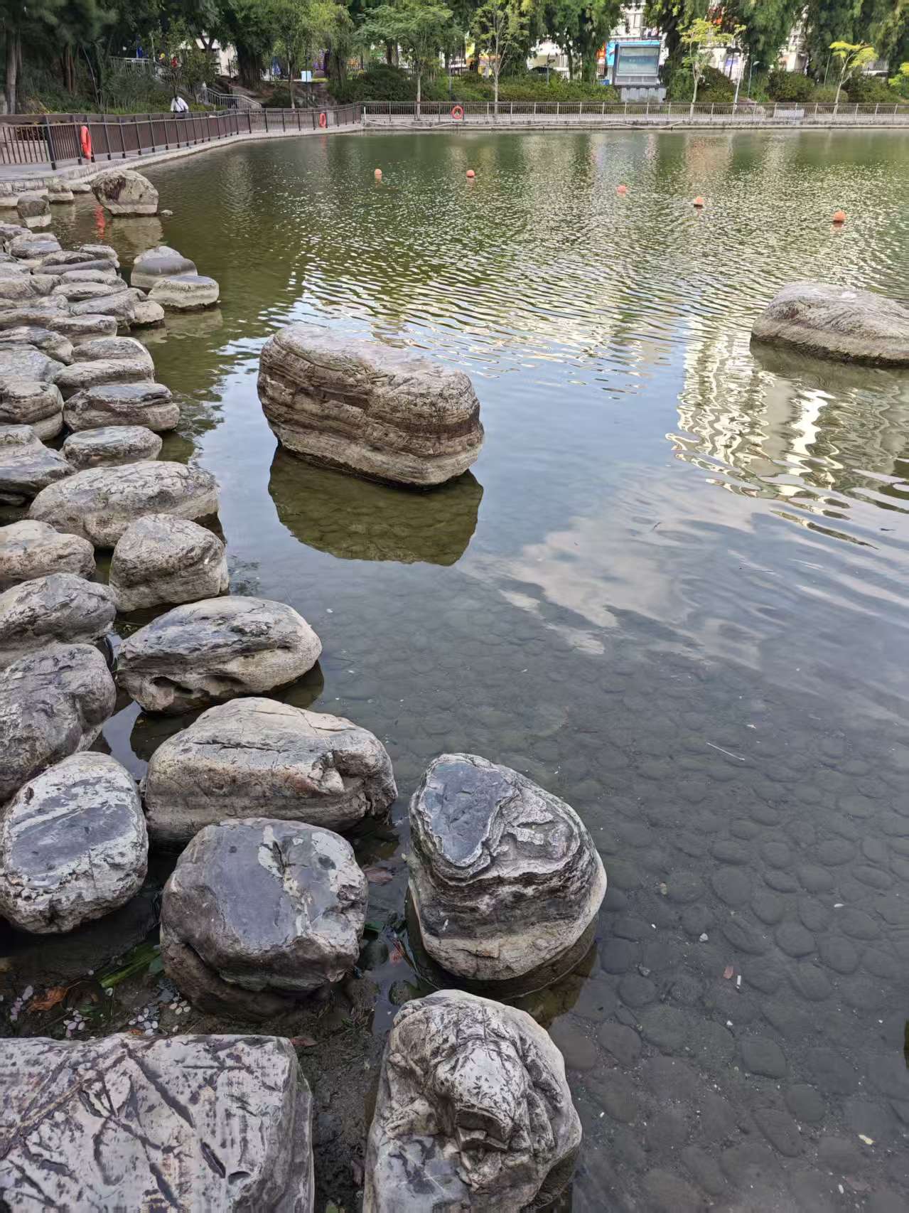 .
     西江月
    湖畔秀石
湖里公园水道
        frt
踏石闲蹭涧玉，
凌波妙