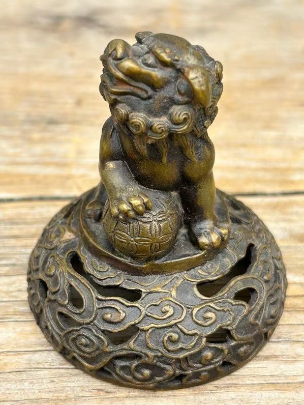 狮子抓球踏祥云
文房用品 镇尺压纸铜摆件
880