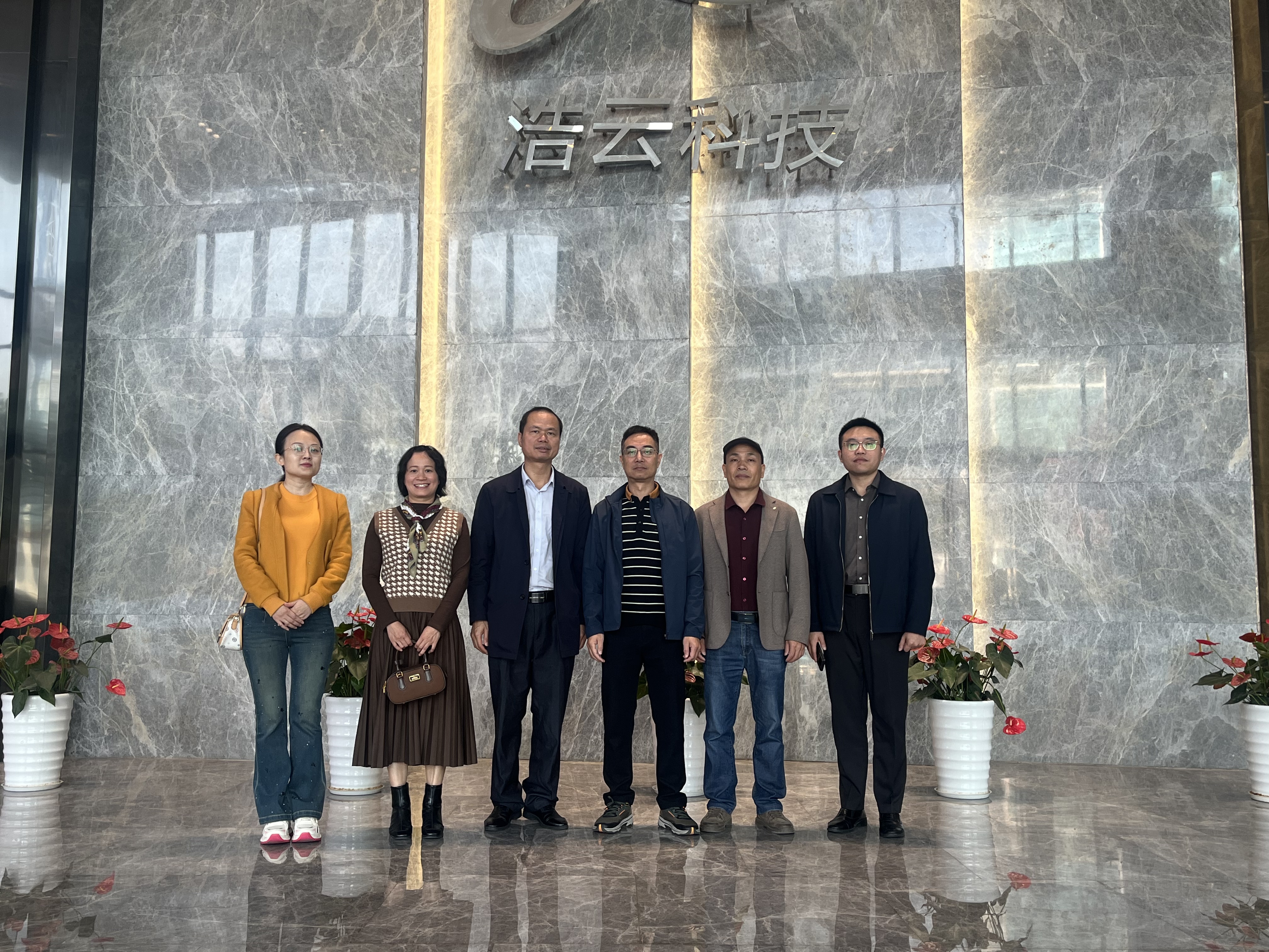 【广州走访企业参观学习】
     12月29号，泉州东亮企业张国融，马超，福建省海峡两岸经济发展联